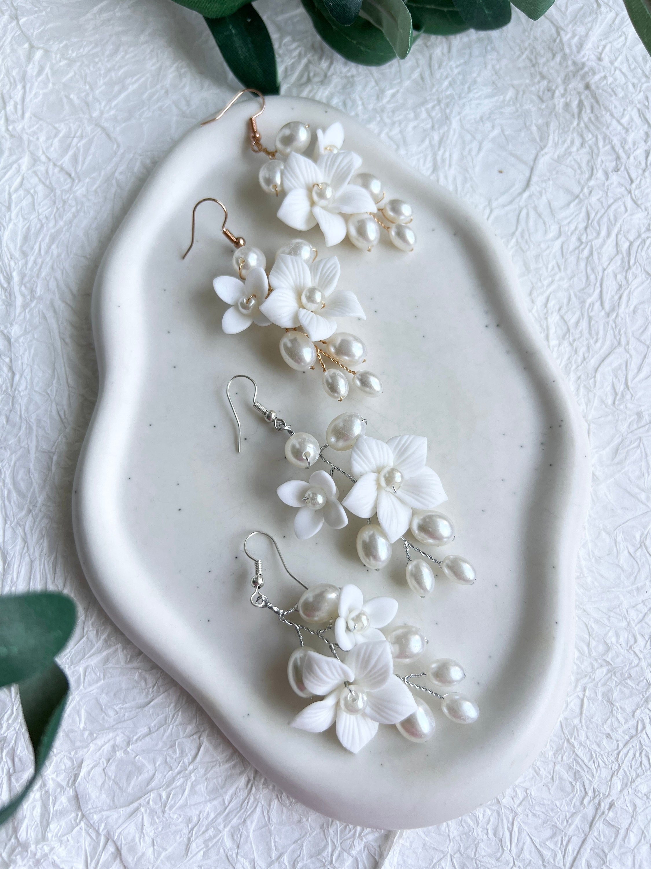 Brautohrringe, Keramikblüten, Blumen, Ohrringe, Brautschmuck, Braut, moderner Ohrschmuck, Gold, weiße Perlen, Perlenschmuck