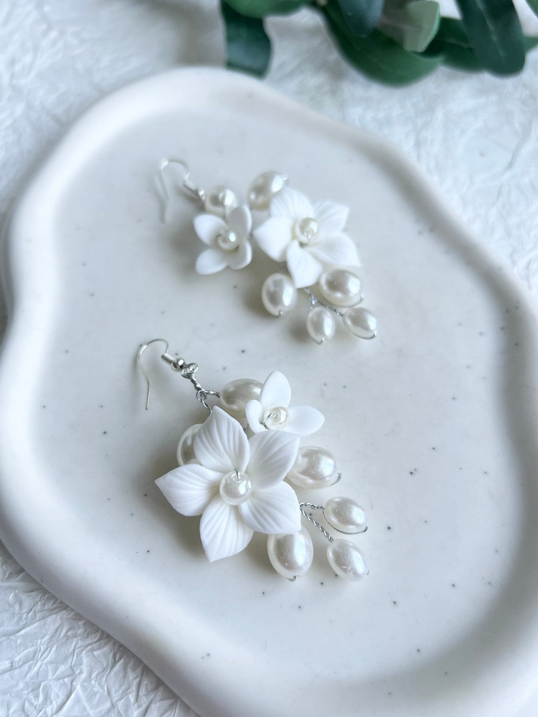 Brautohrringe, Keramikblüten, Blumen, Ohrringe, Brautschmuck, Braut, moderner Ohrschmuck, Silber, weiße Perlen, Perlenschmuck