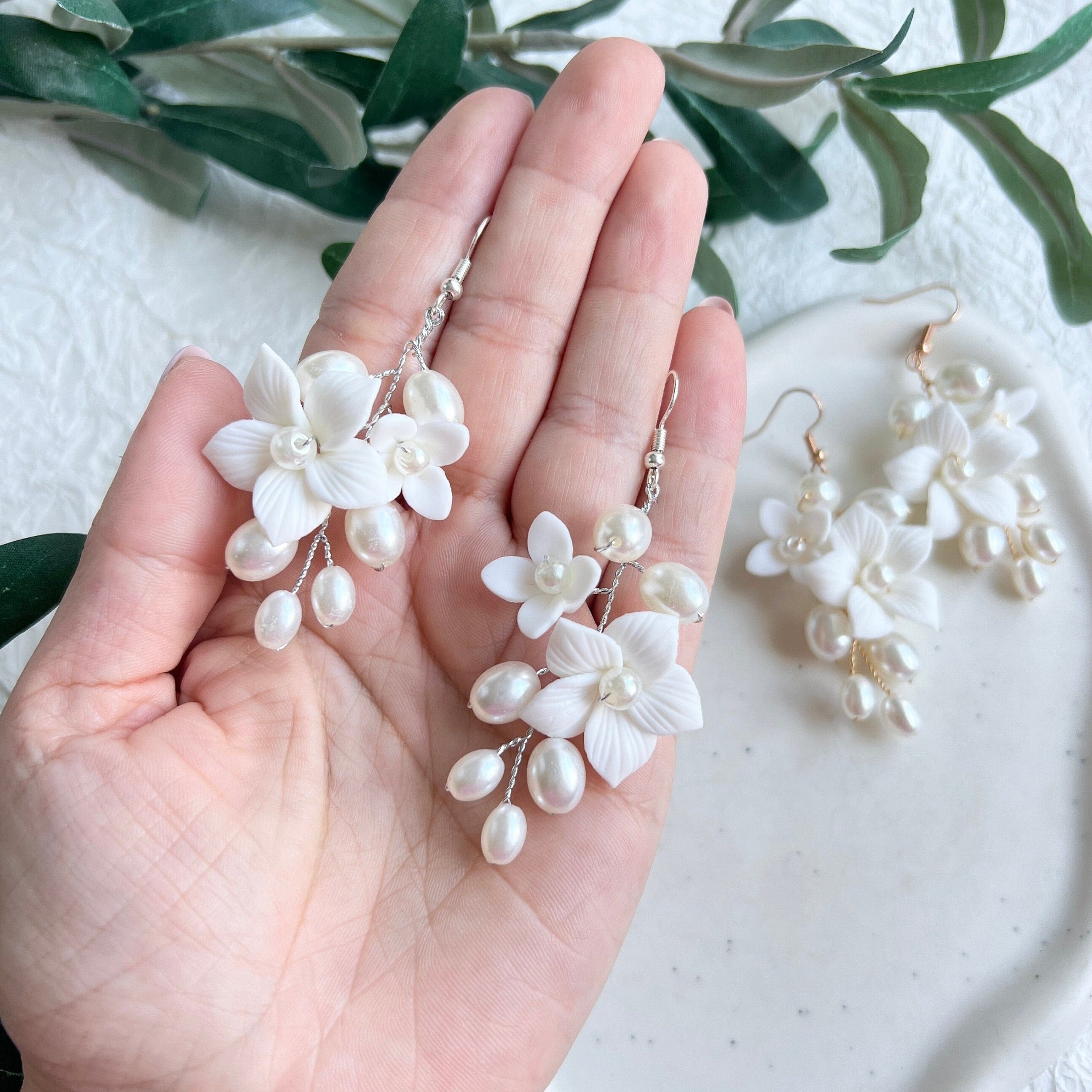 Feine Brautohrringe, Farbvarianten Silber oder Gold, mit feinen weißen Blüten aus Keramik, Blumen, Schmuck Braut, edler Brautschmuck, Brautjungfer, moderner Look für die Hochzeit, Perlenschmuck, Perlenohrringe