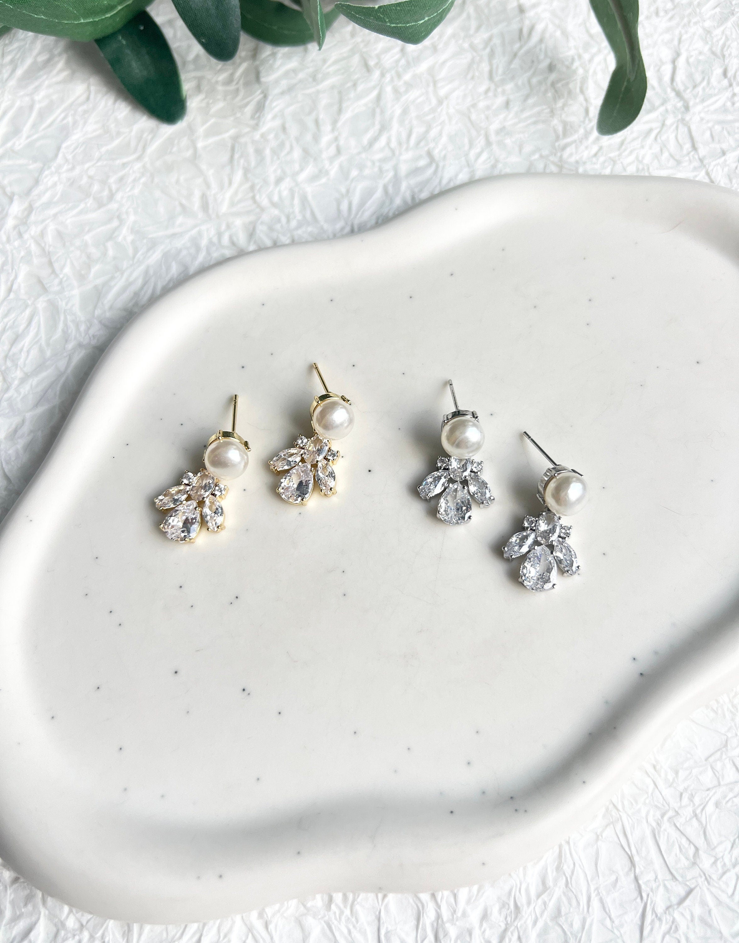 Goldene Brautohrringe, weiße Perlen, glänzende Zirkonia Steine, feine Ohrringe, Gold, Geschenk für Sie, Weihnachtsgeschenkt Frauen, Schmuck Hochzeit, Braut, Perlenschmuck, Hochwertige Perlenohrringe, edeler Brautschmuck, elegante Ohrstecker, Ohrschmuck, Damenschmuck