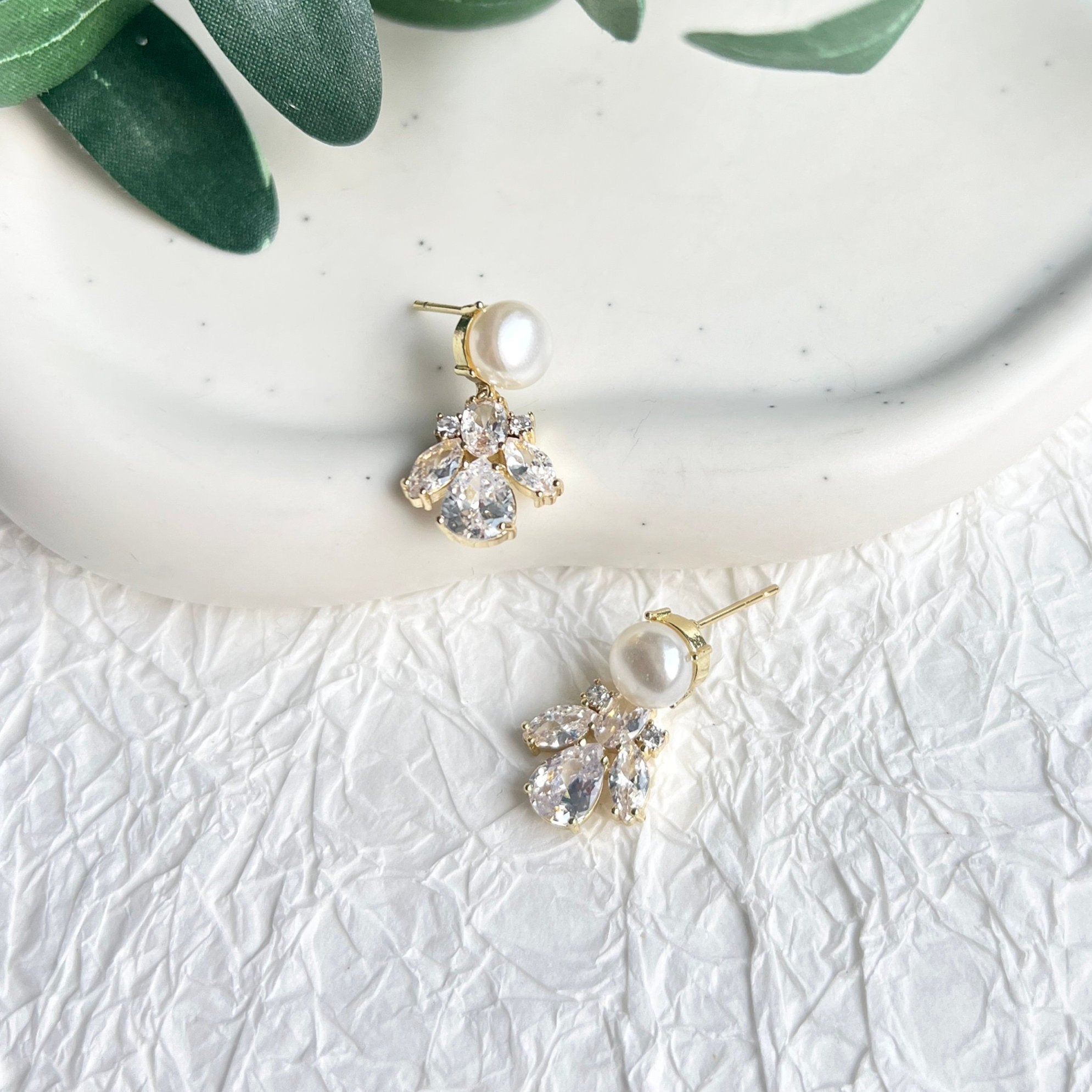 Goldene Brautohrringe, weiße Perlen, glänzende Zirkonia Steine, feine Ohrringe, Gold, Geschenk für Sie, Weihnachtsgeschenkt Frauen, Schmuck Hochzeit, Braut, Perlenschmuck, Hochwertige Perlenohrringe, edeler Brautschmuck, elegante Ohrstecker, Ohrschmuck, Damenschmuck