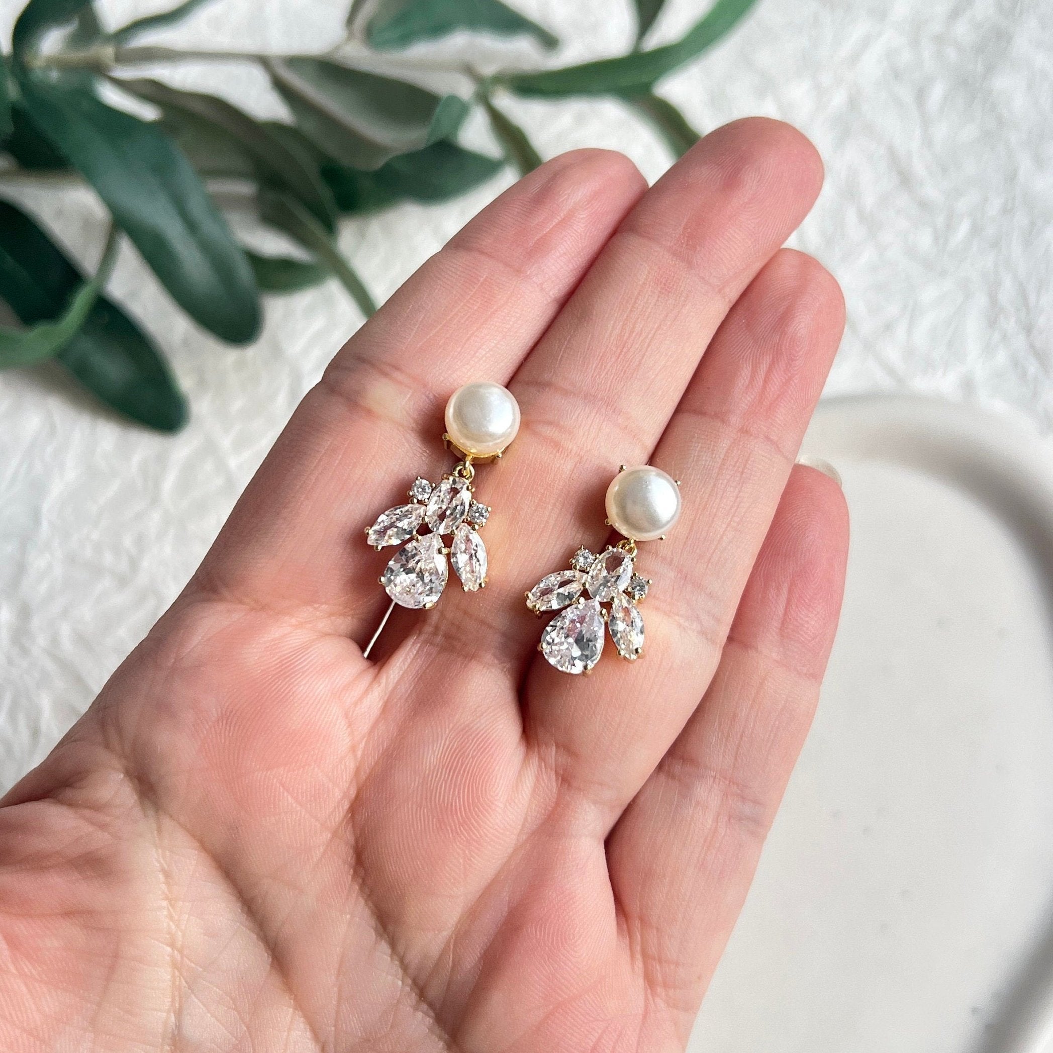 Goldene Brautohrringe, weiße Perlen, glänzende Zirkonia Steine, feine Ohrringe, Gold, Geschenk für Sie, Weihnachtsgeschenkt Frauen, Schmuck Hochzeit, Braut, Perlenschmuck, Hochwertige Perlenohrringe, edeler Brautschmuck, elegante Ohrstecker, Ohrschmuck, Brautjungfer, Damenschmuck