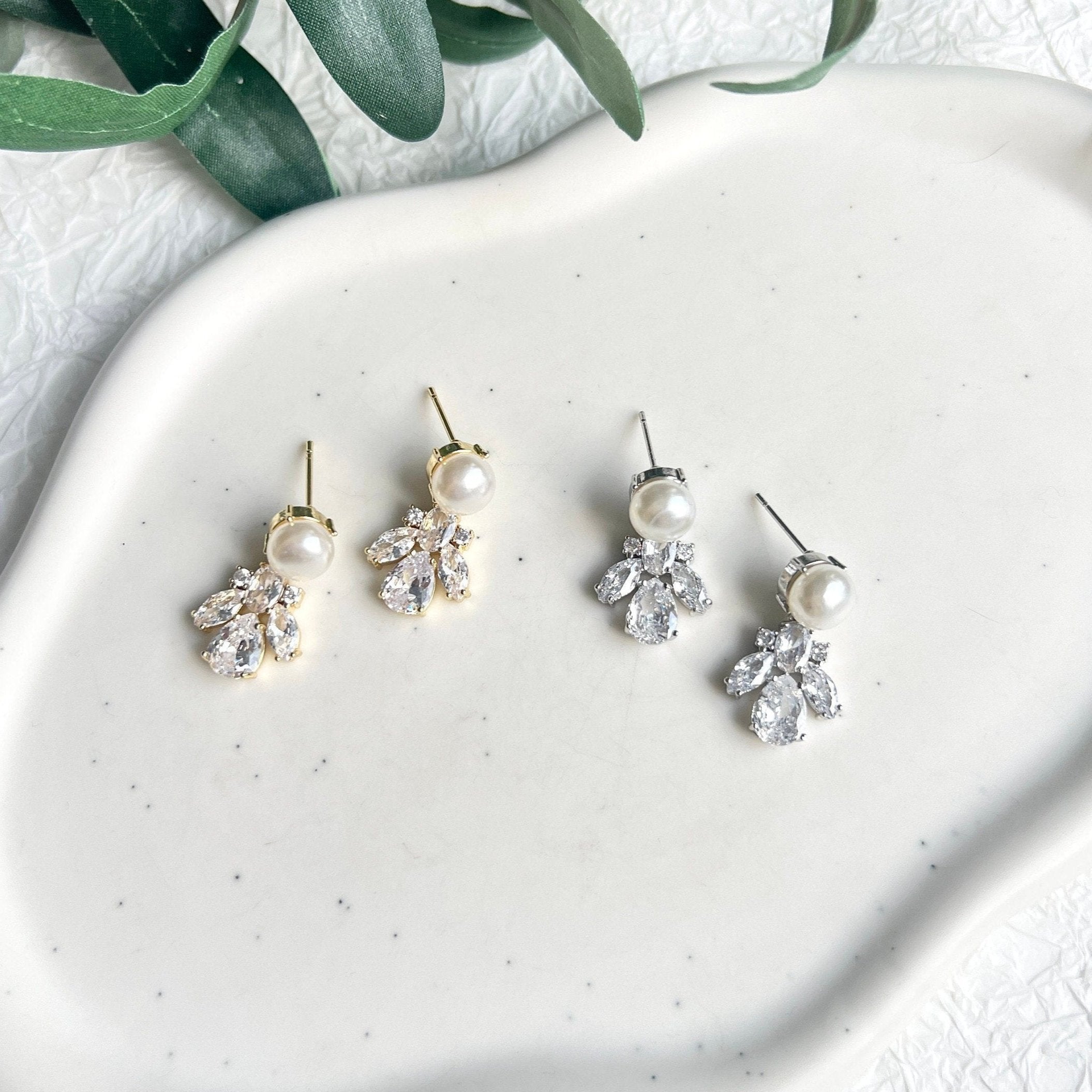 Goldene Brautohrringe, weiße Perlen, glänzende Zirkonia Steine, feine Ohrringe, Gold, Geschenk für Sie, Weihnachtsgeschenkt Frauen, Schmuck Hochzeit, Braut, Perlenschmuck, Hochwertige Perlenohrringe, edeler Brautschmuck, elegante Ohrstecker, Ohrschmuck, Damenschmuck