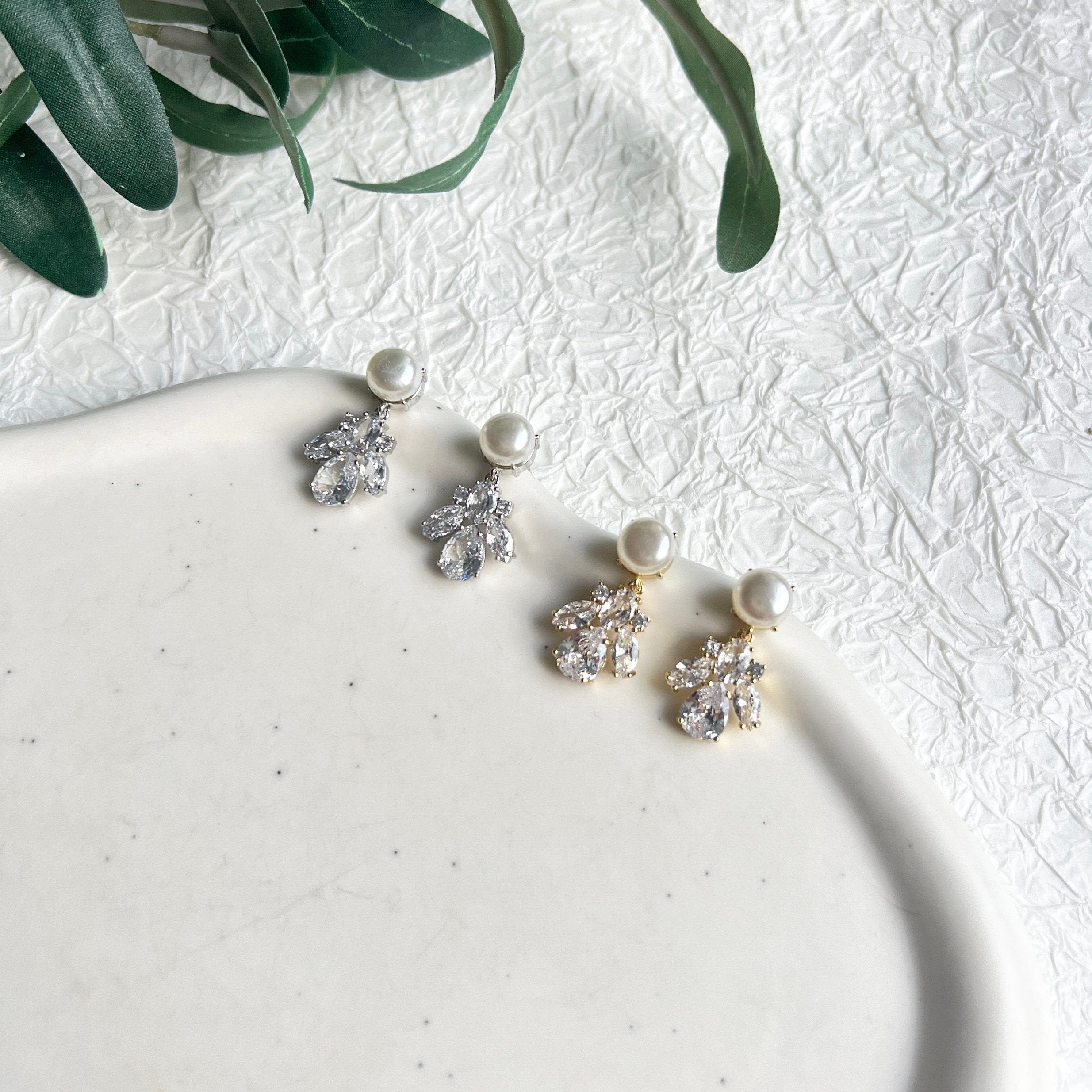 Goldene Brautohrringe, weiße Perlen, glänzende Zirkonia Steine, feine Ohrringe, Gold, Geschenk für Sie, Weihnachtsgeschenkt Frauen, Schmuck Hochzeit, Braut, Perlenschmuck, Hochwertige Perlenohrringe, edeler Brautschmuck, elegante Ohrstecker, Ohrschmuck, Damenschmuck