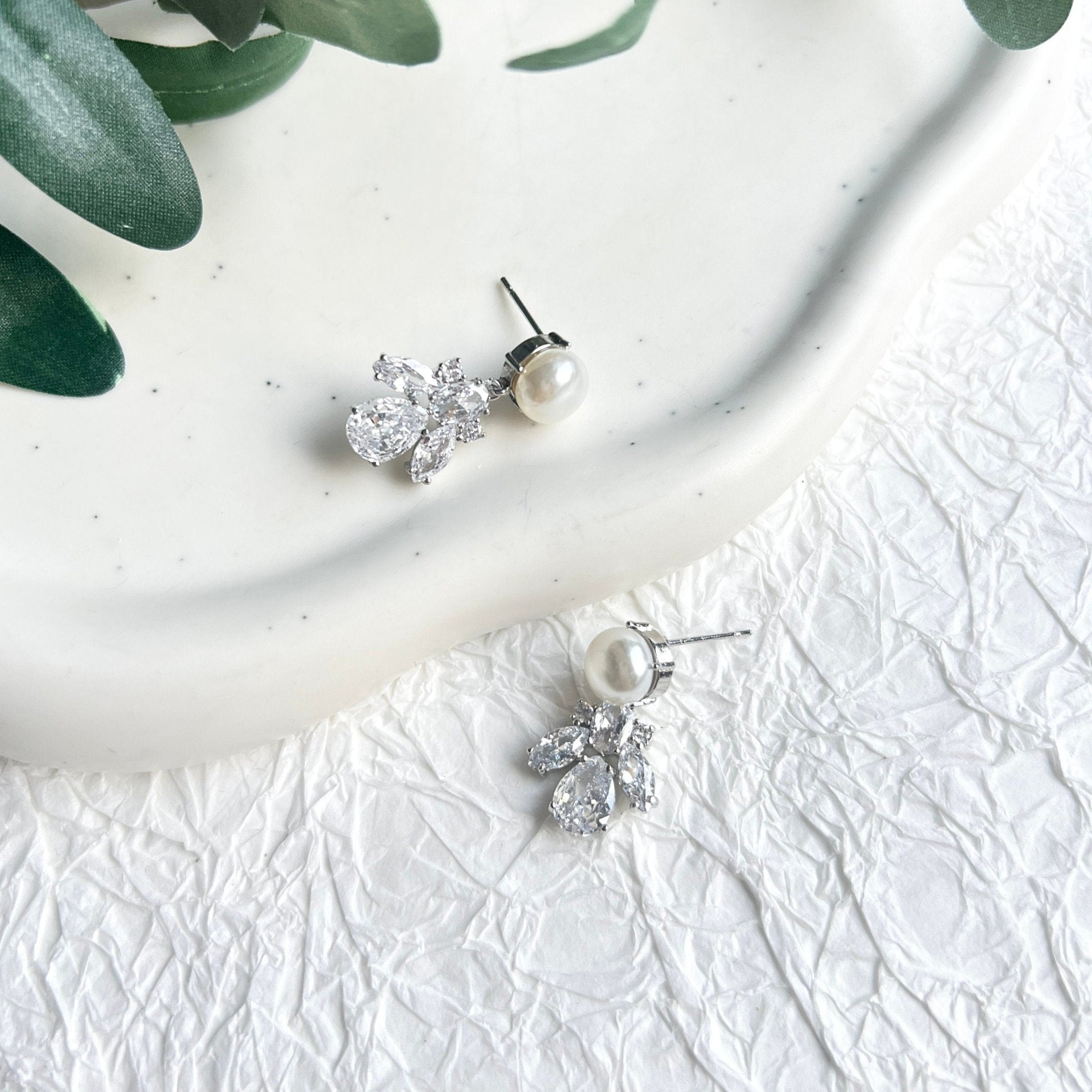 Funkelnde Ohrringe, Silber, Cubic Zirconia, auffallende Ohrstecker, Brautschmuck, glänzende Brautohrringe, eleganter Schmuck Standesamt, modern, Hochzeit, weiße Perlen, Perlenschmuck, feine Perlenohrringe