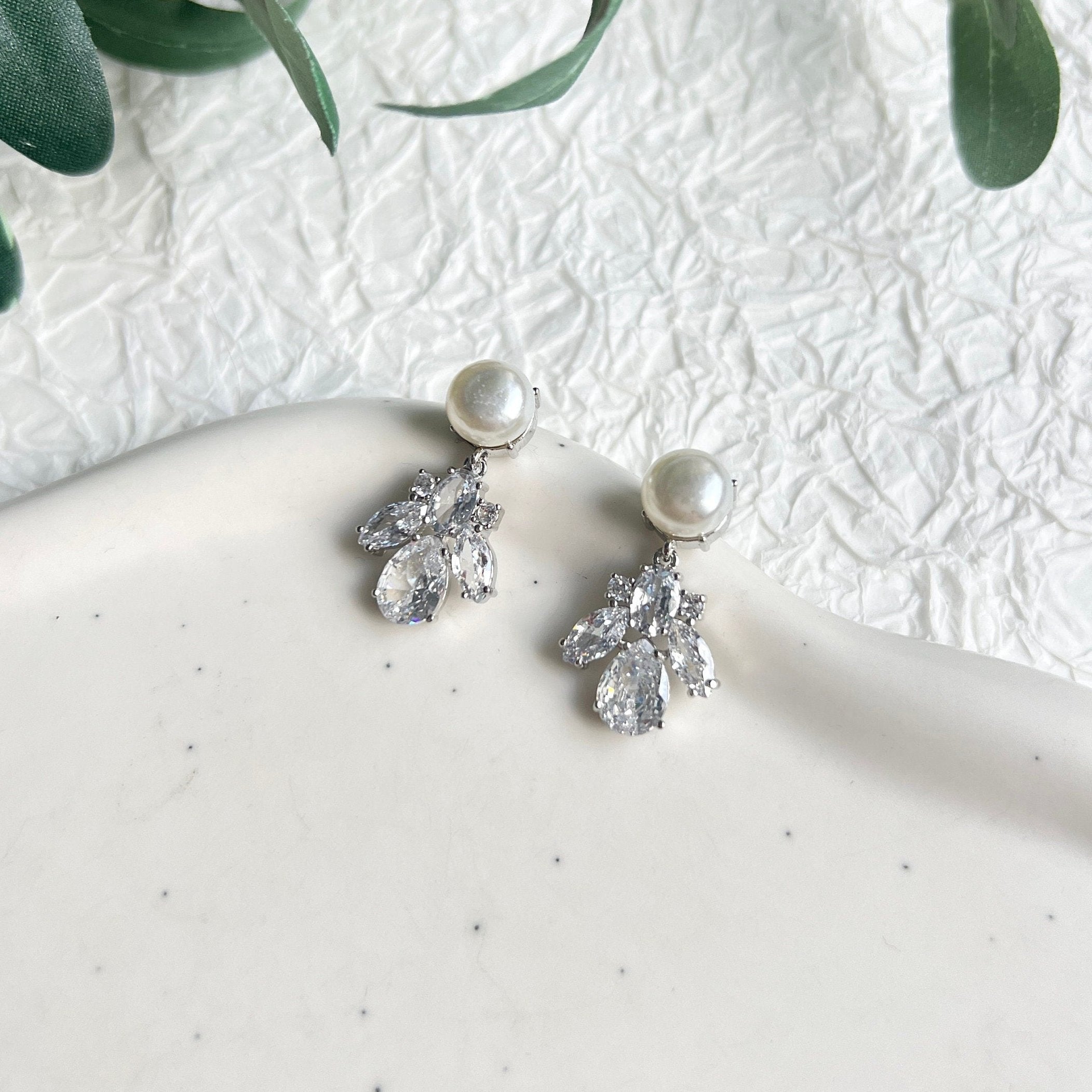 Funkelnde Ohrringe, Silber, Cubic Zirconia, auffallende Ohrstecker, Brautschmuck, glänzende Brautohrringe, eleganter Schmuck Standesamt, modern, Hochzeit, weiße Perlen, Perlenschmuck