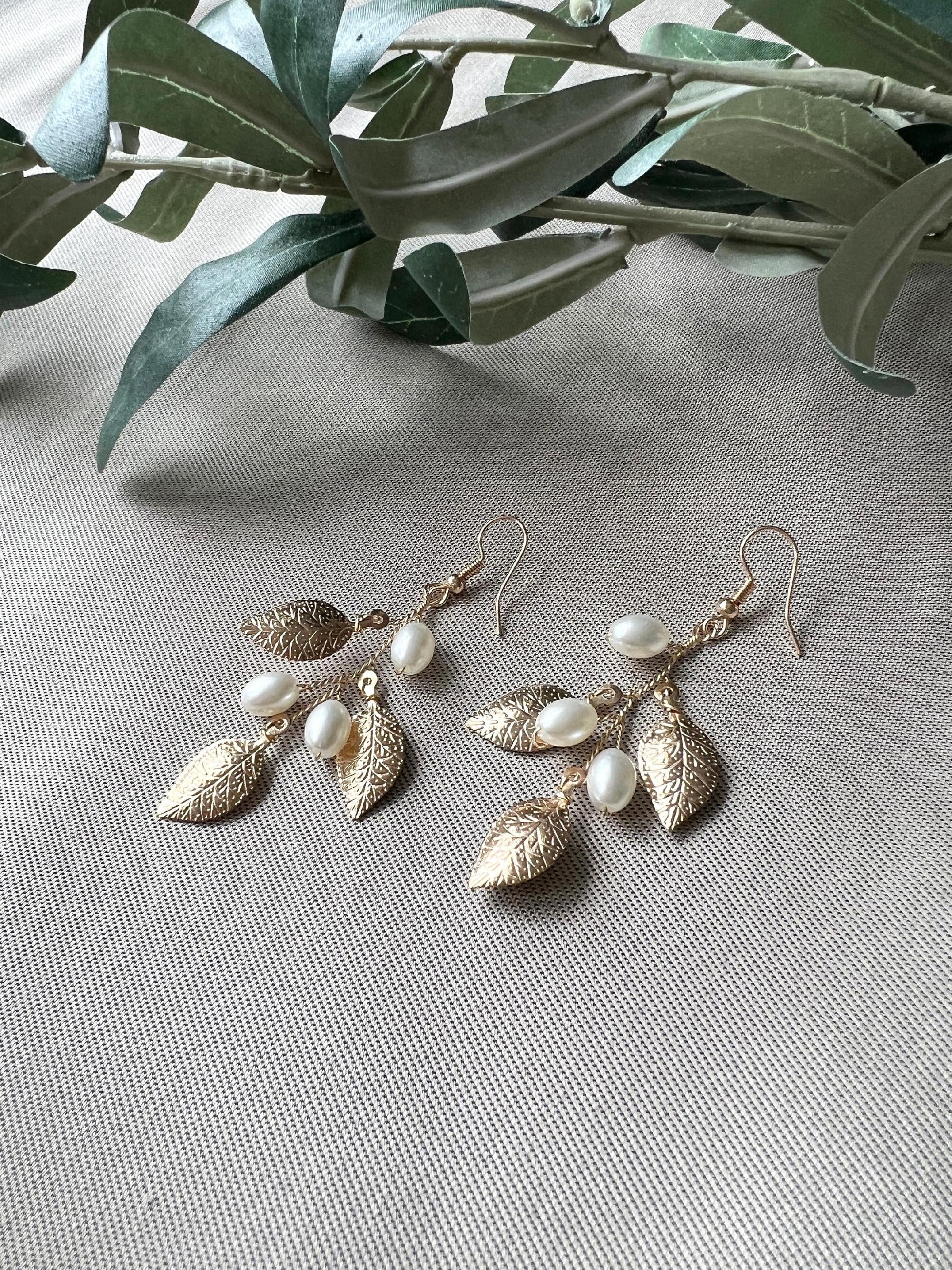 Braut Ohrringe, Gold, weiße Perlen und goldene Blätter, lange Hängeohrringe, Hochzeit,-Ohrringe-Schmuckblüte