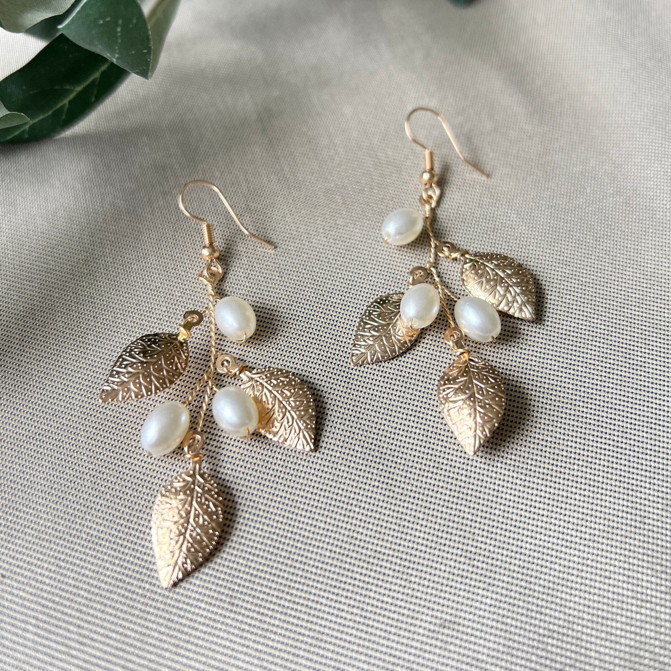 Braut Ohrringe, Gold, weiße Perlen und goldene Blätter, lange Hängeohrringe, Hochzeit,-Ohrringe-Schmuckblüte