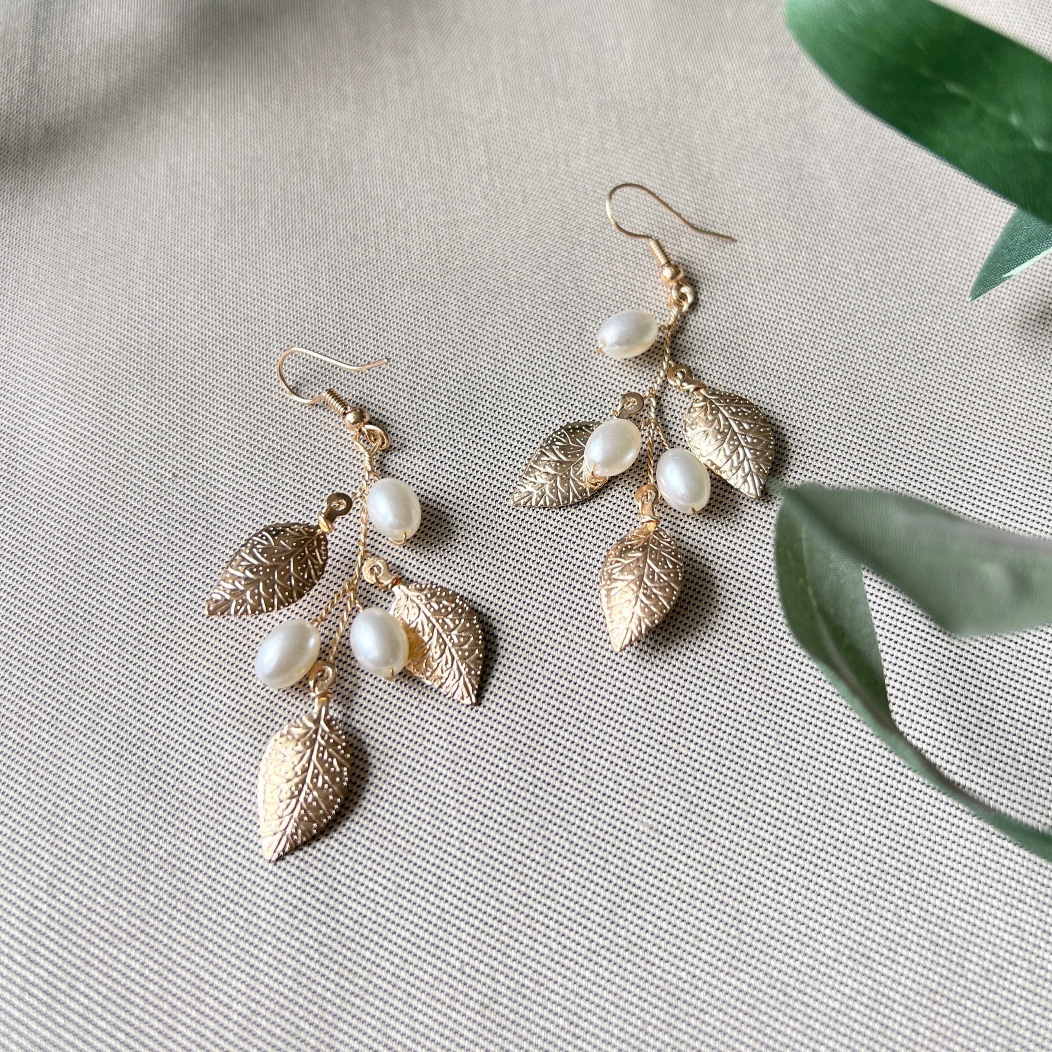 Braut Ohrringe, Gold, weiße Perlen und goldene Blätter, lange Hängeohrringe, Hochzeit,-Ohrringe-Schmuckblüte