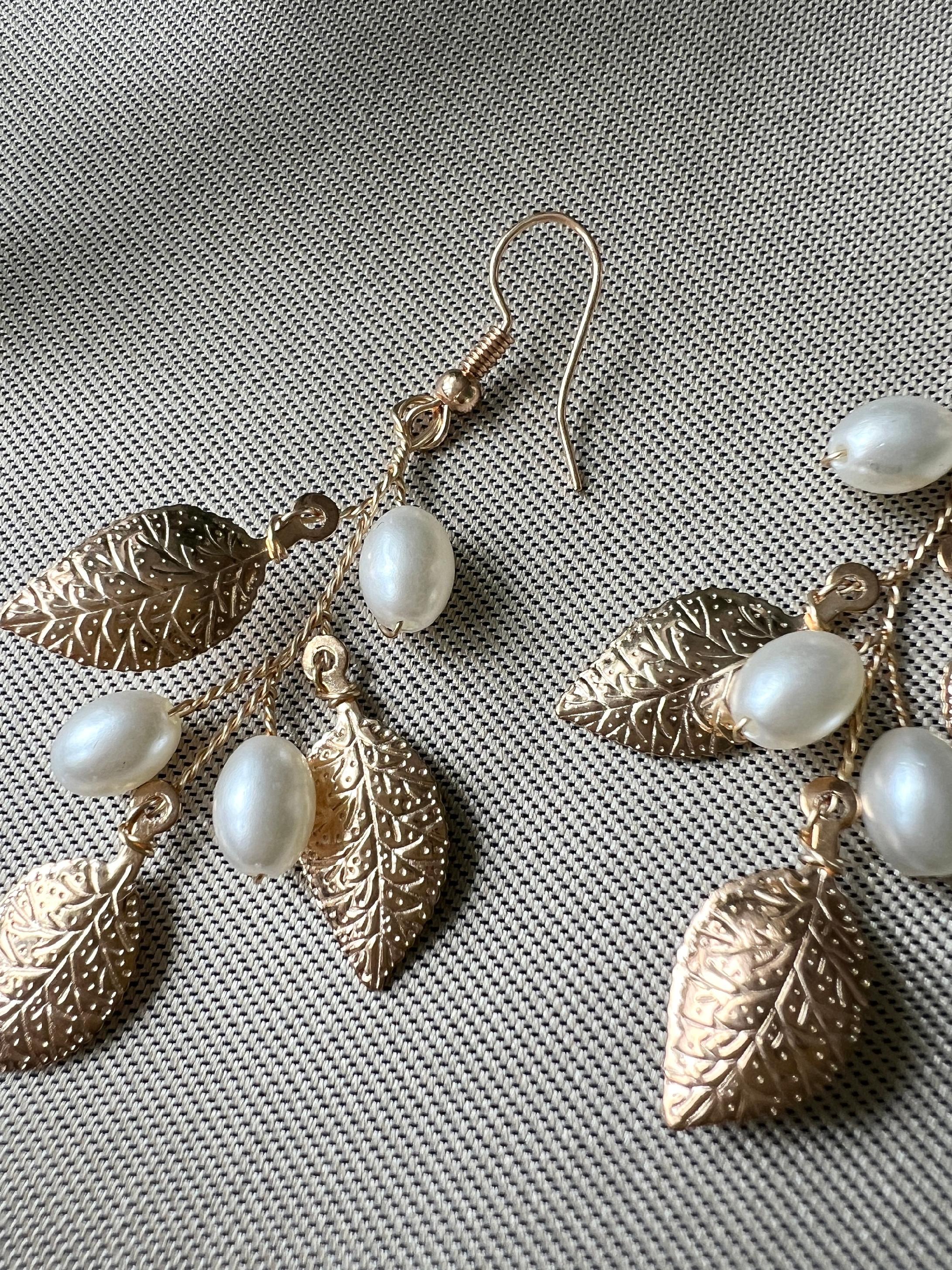 Braut Ohrringe, Gold, weiße Perlen und goldene Blätter, lange Hängeohrringe, Hochzeit,-Ohrringe-Schmuckblüte