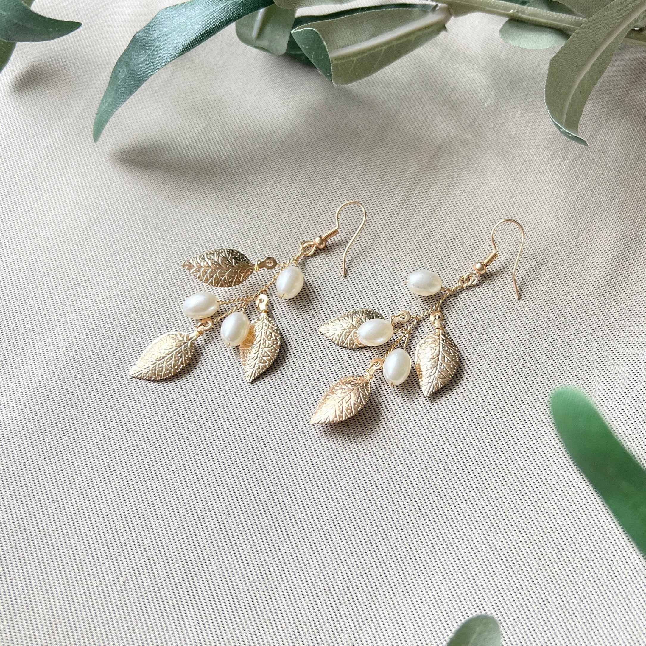 Braut Ohrringe, Gold, weiße Perlen und goldene Blätter, lange Hängeohrringe, Hochzeit,-Ohrringe-Schmuckblüte