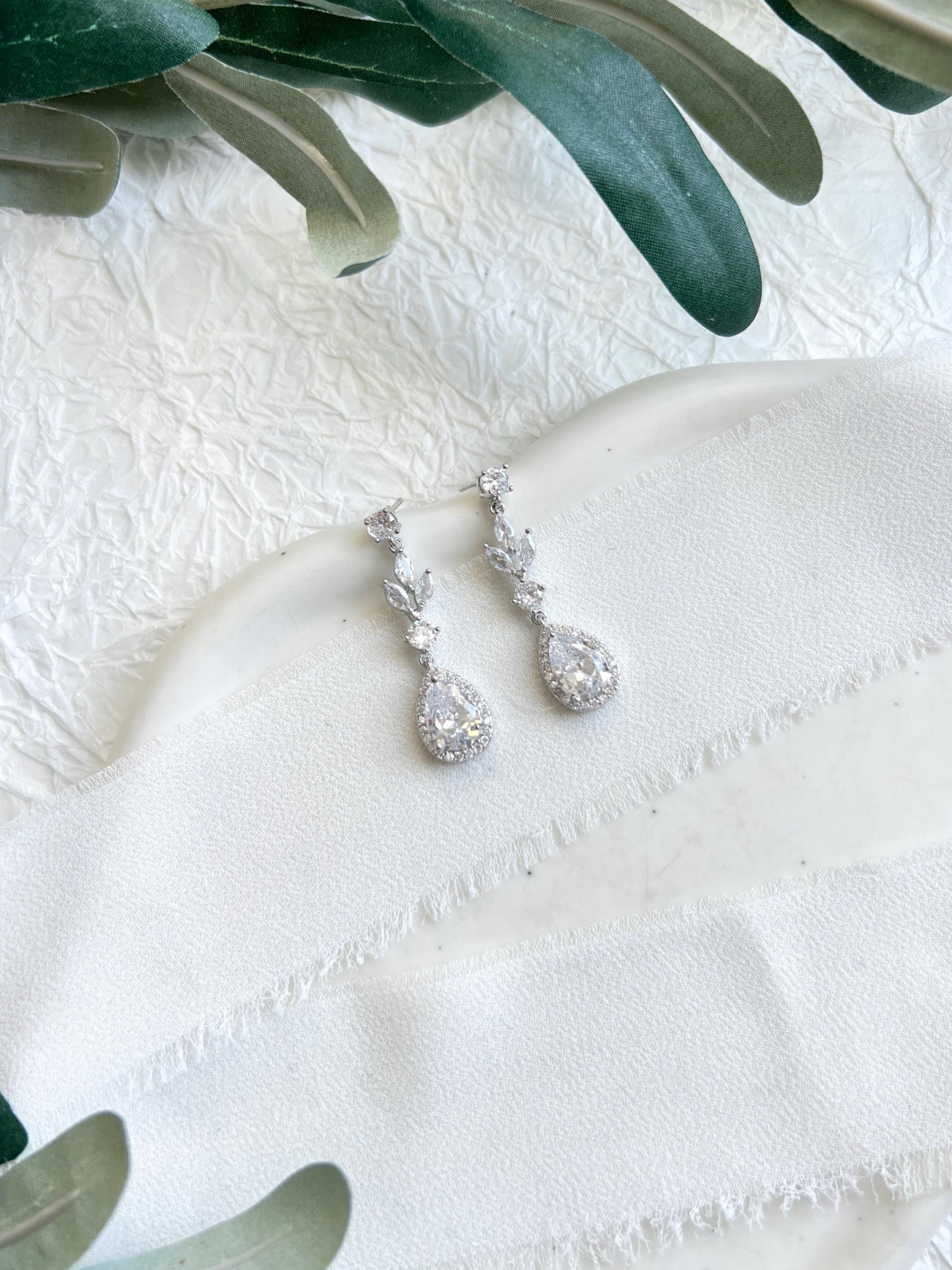 Brautohrringe, Silber, lange glänzende Hängeohrringe, silberne Ohrringe, Brautschmuck, Schmuck Hochzeit, Cubic Zirconia, Brautjungfer, Braut