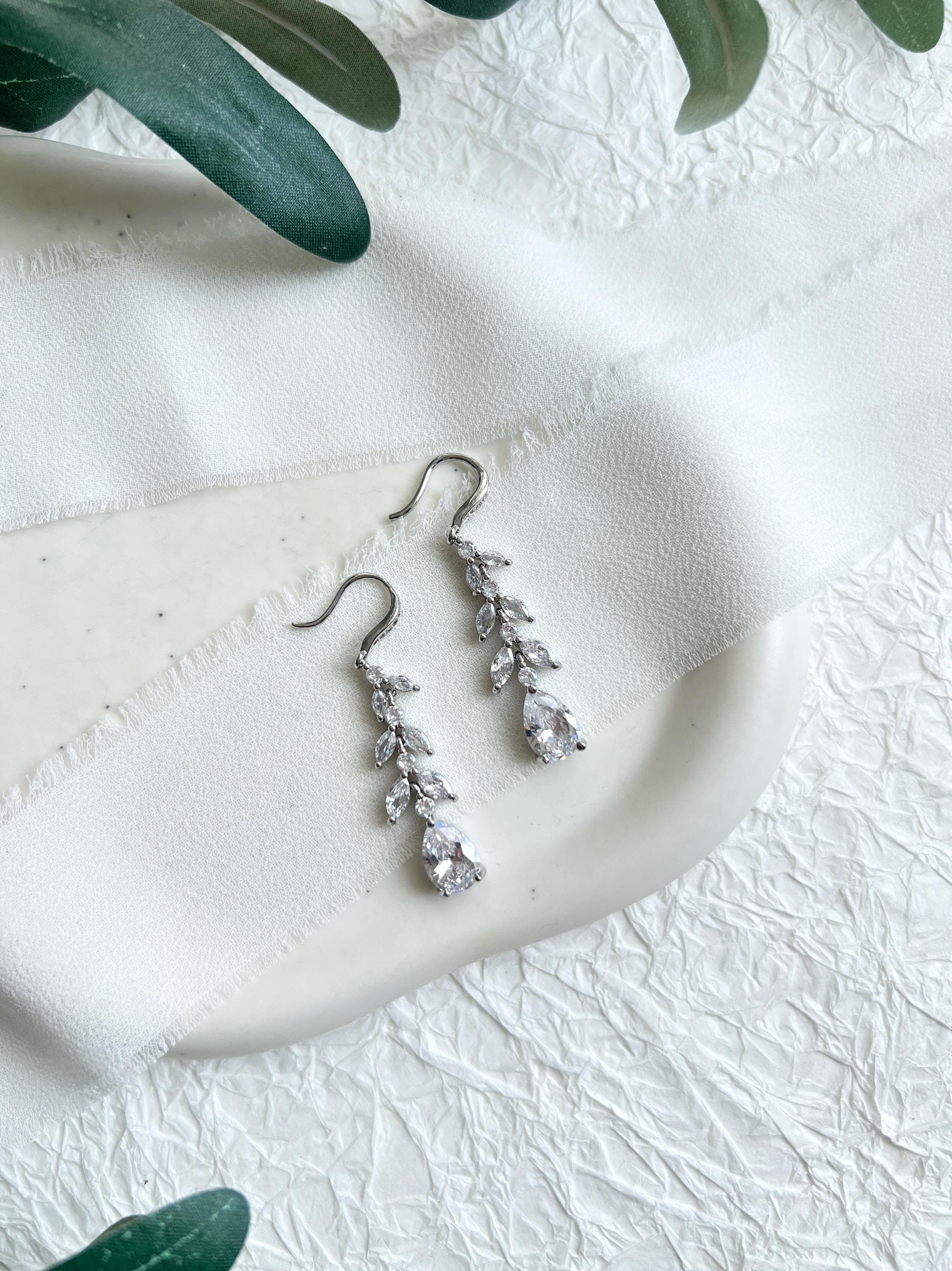 Brautohrringe, silber, glänzende Hängeohrringe, silberne Ohrringe, Brautschmuck, Schmuck Hochzeit, Cubic Zirconia