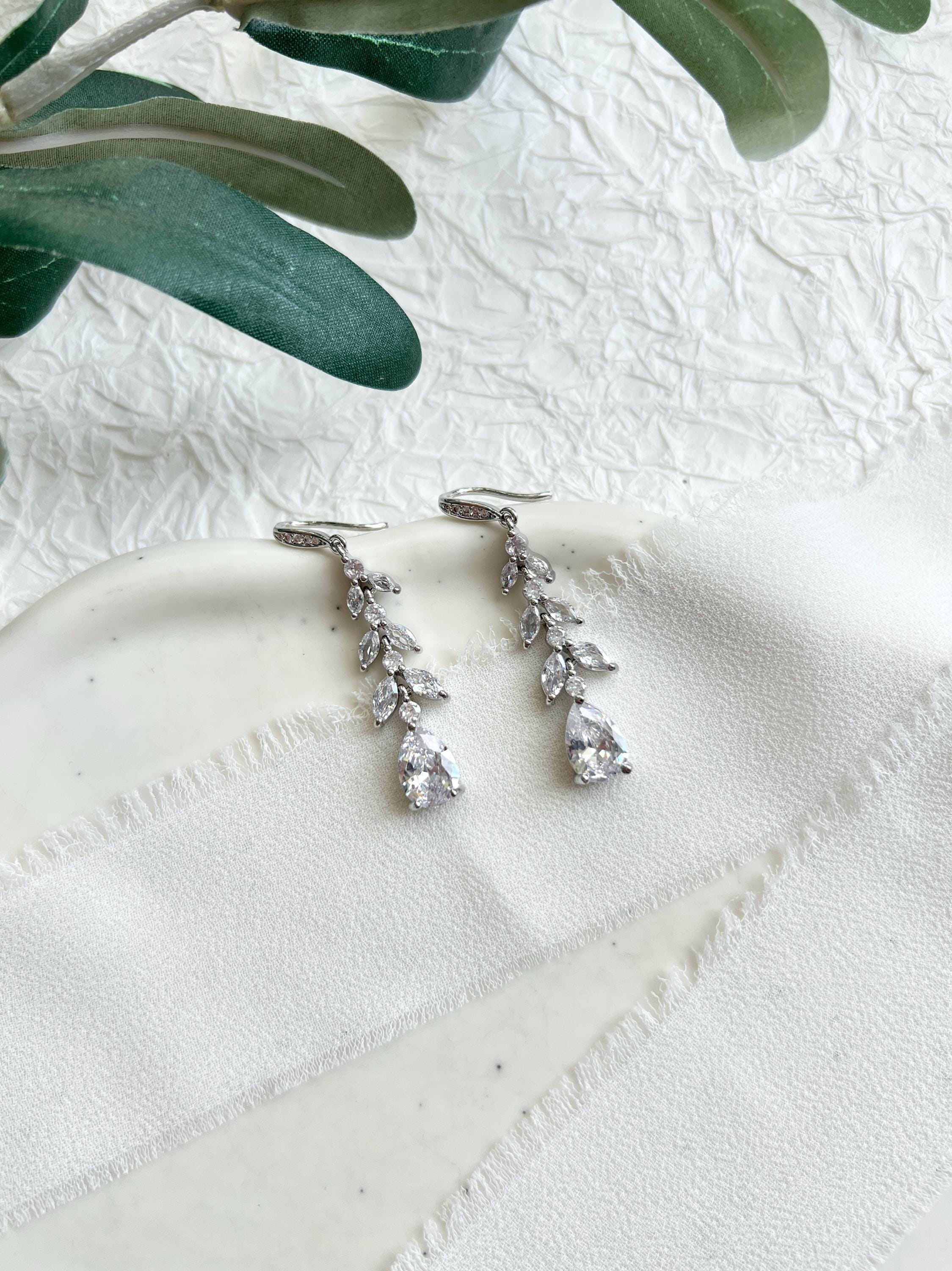 Brautohrringe, silber, glänzende Hängeohrringe, silberne Ohrringe, Brautschmuck, Schmuck Hochzeit, Cubic Zirconia