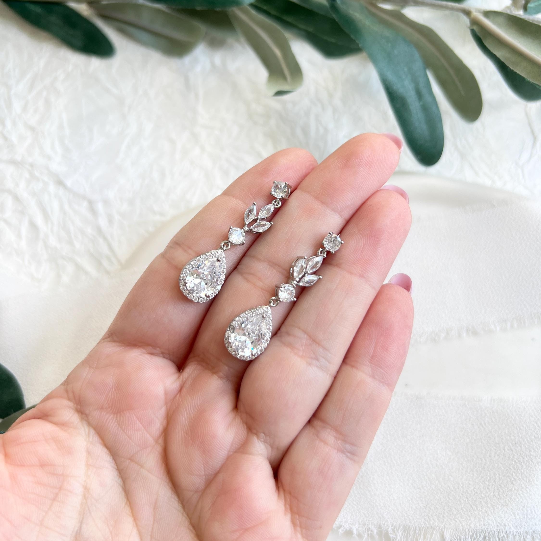 Brautohrringe, Silber, lange glänzende Hängeohrringe, silberne Ohrringe, Brautschmuck, Schmuck Hochzeit, Cubic Zirconia, Brautjungfer, Braut