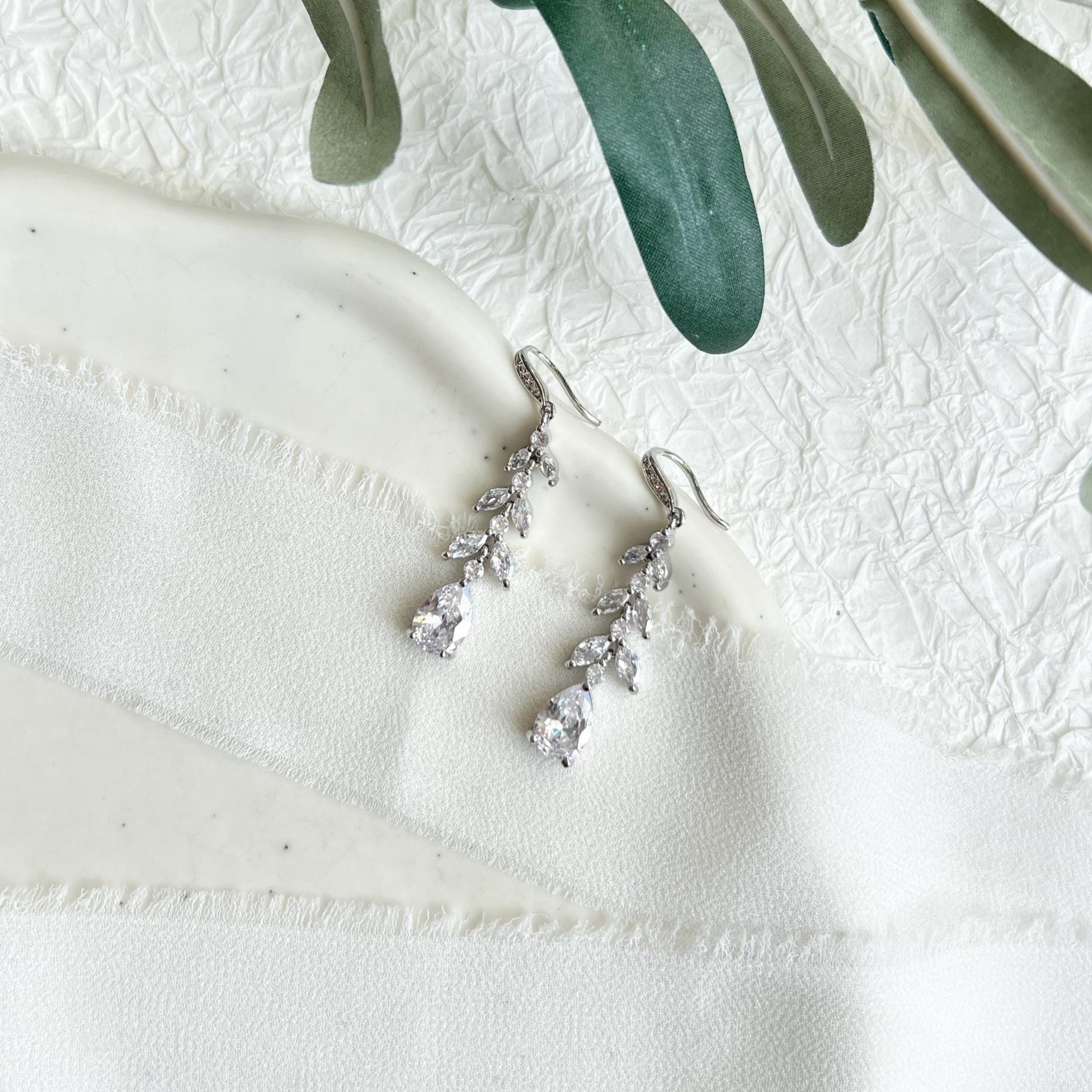 Brautohrringe, silber, glänzende Hängeohrringe, silberne Ohrringe, Brautschmuck, Schmuck Hochzeit, Cubic Zirconia