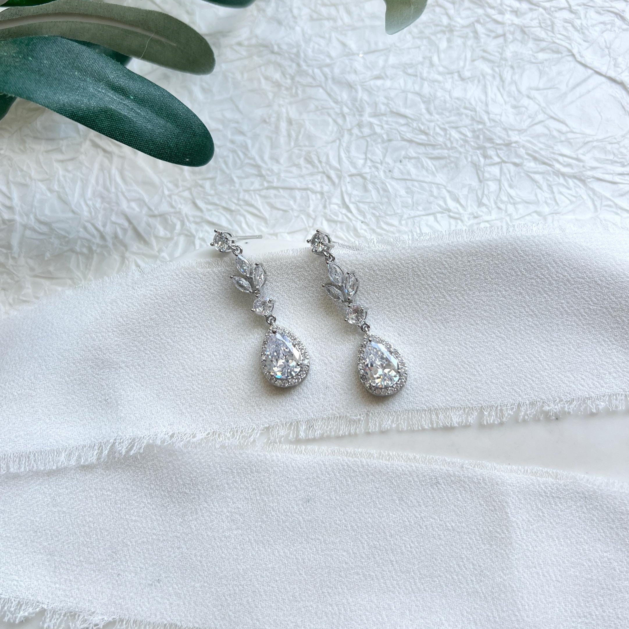 Brautohrringe, Silber, lange glänzende Hängeohrringe, silberne Ohrringe, Brautschmuck, Schmuck Hochzeit, Cubic Zirconia, Brautjungfer, Braut