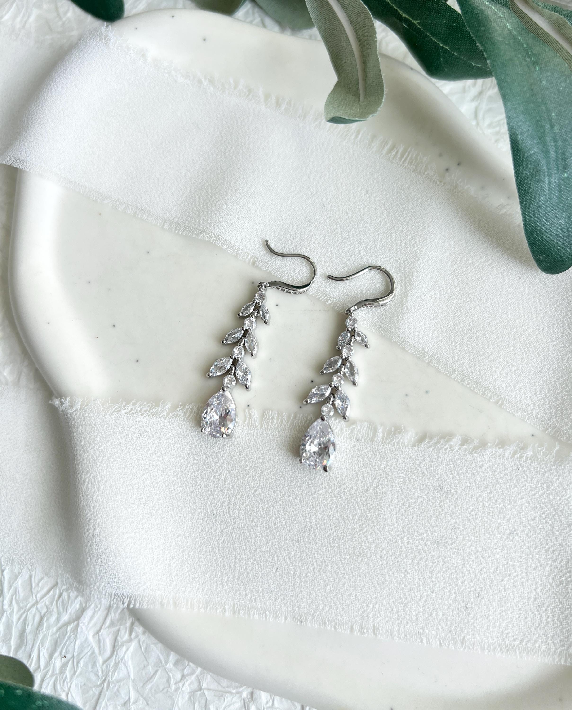 Brautohrringe, silber, glänzende Hängeohrringe, silberne Ohrringe, Brautschmuck, Schmuck Hochzeit, Cubic Zirconia