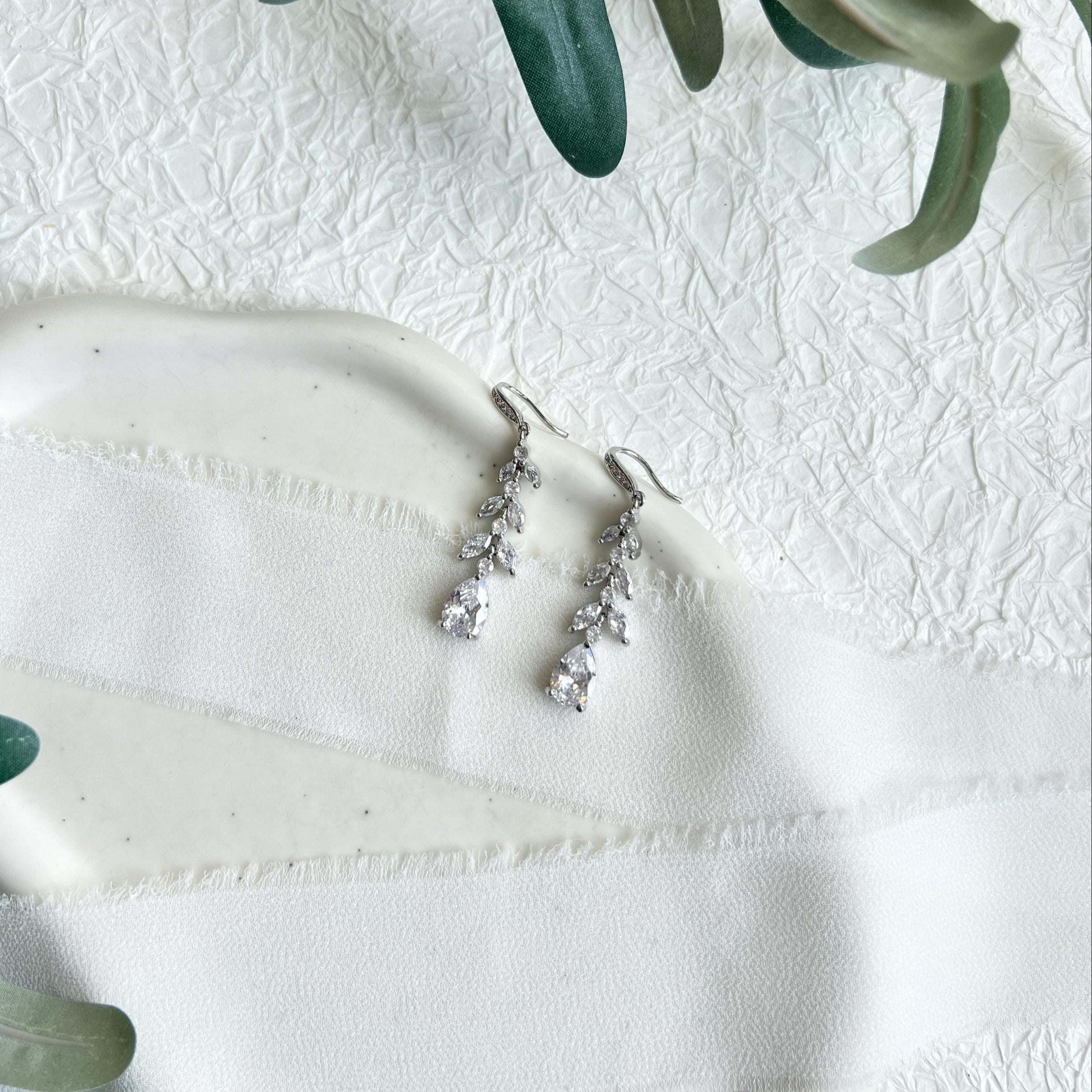 Brautohrringe, silber, glänzende Hängeohrringe, silberne Ohrringe, Brautschmuck, Schmuck Hochzeit, Cubic Zirconia