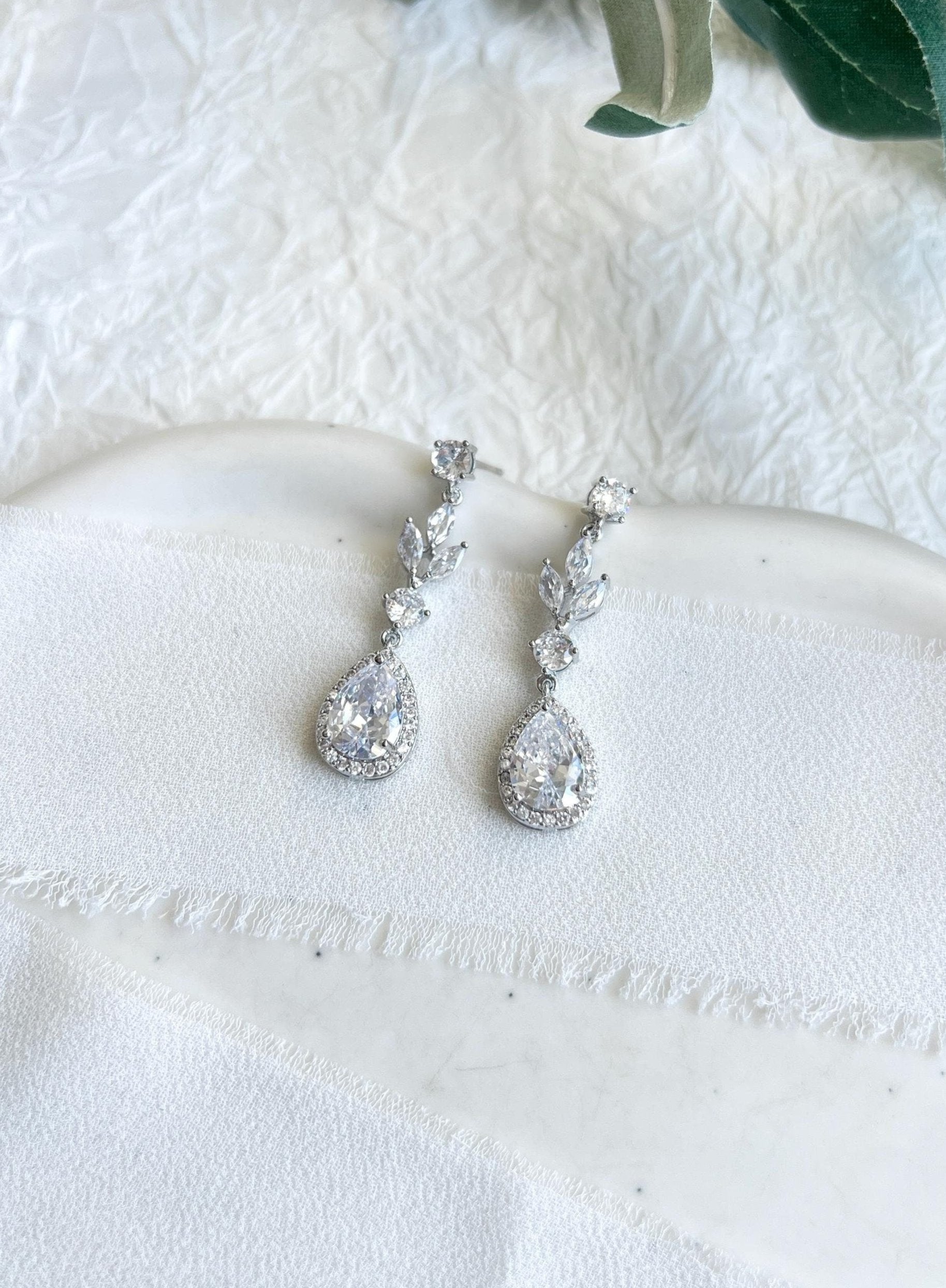 Brautohrringe, Silber, lange glänzende Hängeohrringe, silberne Ohrringe, Brautschmuck, Schmuck Hochzeit, Cubic Zirconia, Brautjungfer, Braut