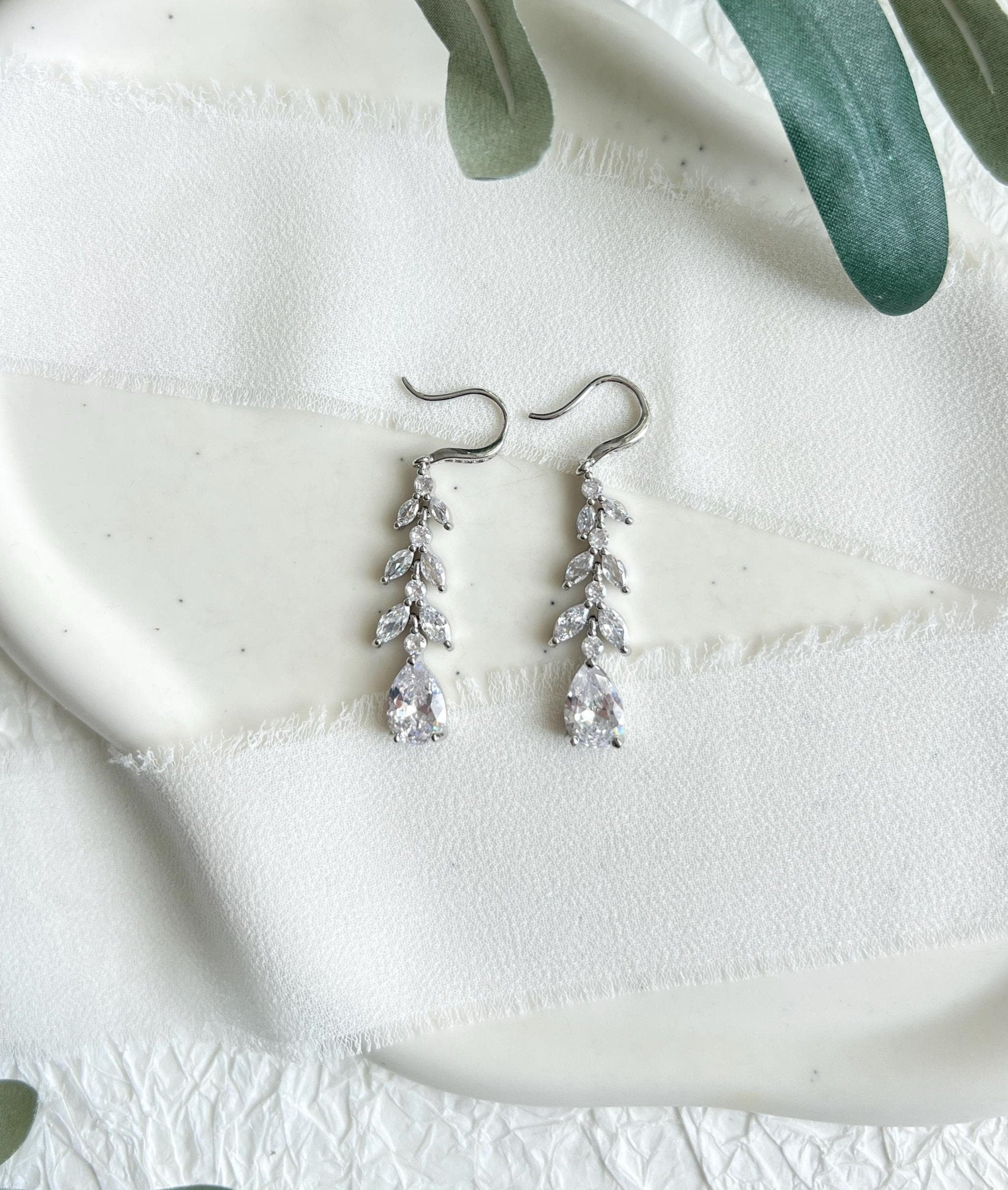 Brautohrringe, silber, glänzende Hängeohrringe, silberne Ohrringe, Brautschmuck, Schmuck Hochzeit, Cubic Zirconia