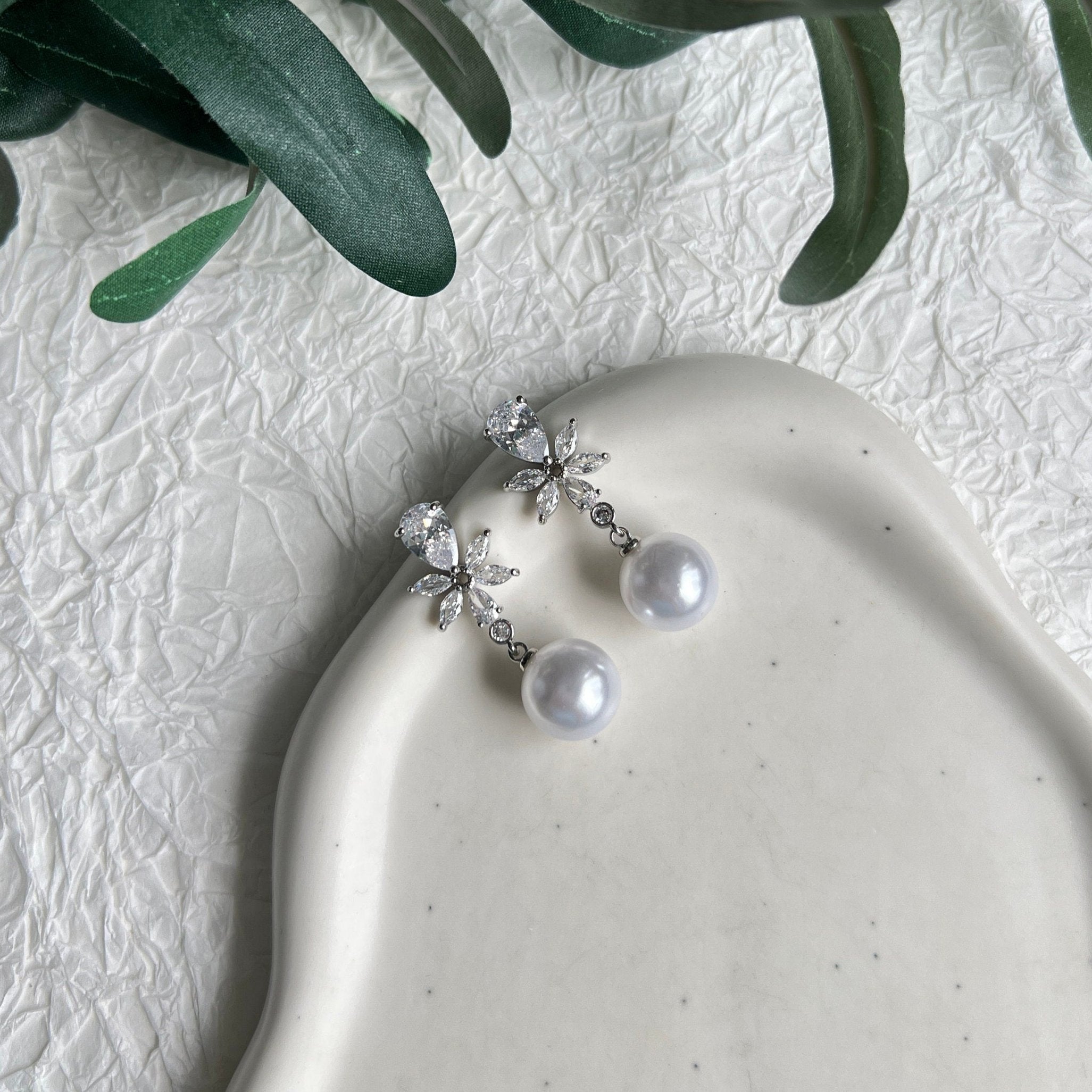 Braut, Ohrringe, Perlenohrringe, weißePerlen, glänzende Cubic Zirkonia Steine, Brautschmuck, Brautohrringe, Schmuck Hochzeit, Hängeohrringe, moderner Look für das Standesamt