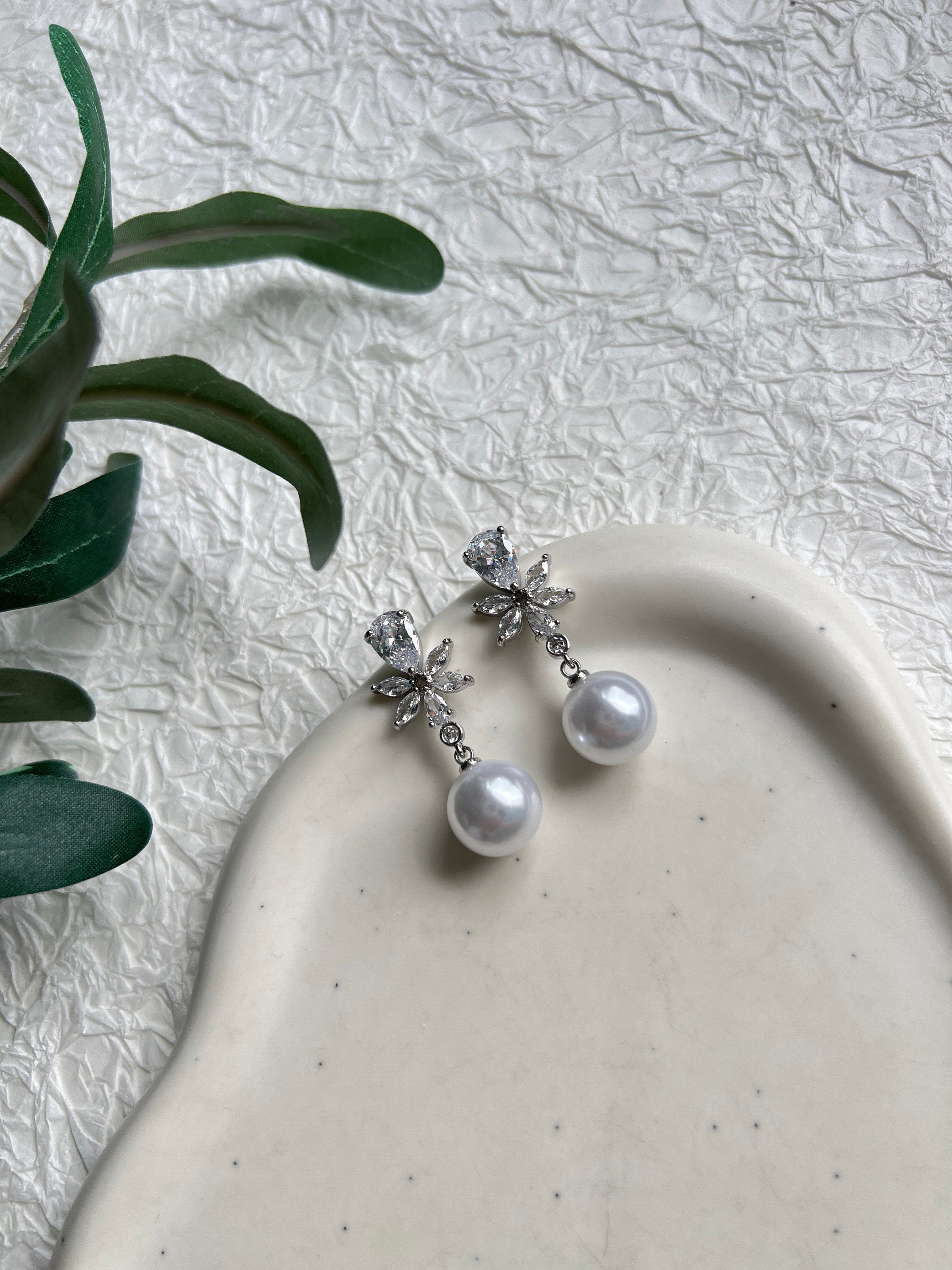 Braut, Ohrringe, Perlenohrringe, weißePerlen, glänzende Cubic Zirkonia Steine, Brautschmuck, Brautohrringe, Schmuck Hochzeit, Hängeohrringe, moderner Look für das Standesamt