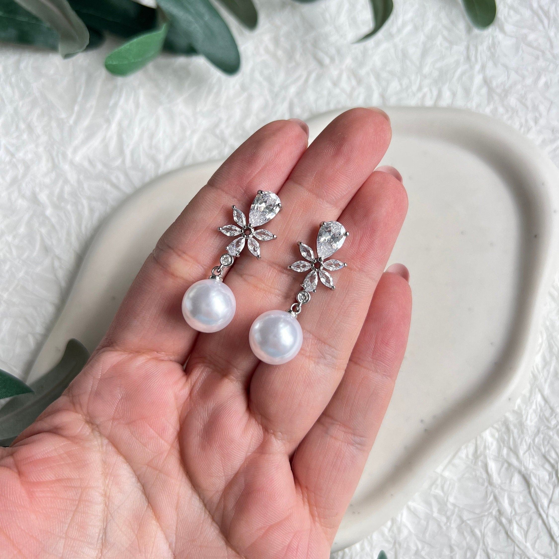 Braut, Ohrringe, Perlenohrringe, weißePerlen, glänzende Cubic Zirkonia Steine, Brautschmuck, Brautohrringe, Schmuck Hochzeit, Hängeohrringe, moderner Look für das Standesamt