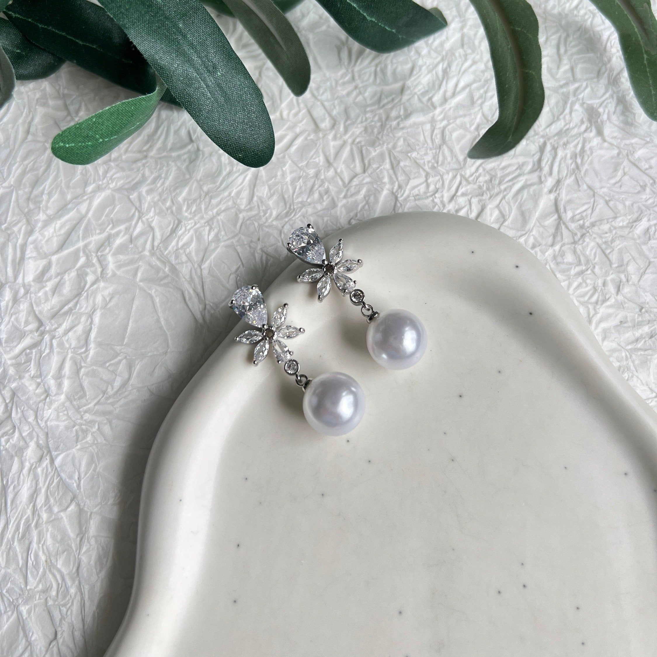 Braut, Ohrringe, Perlenohrringe, weißePerlen, glänzende Cubic Zirkonia Steine, Brautschmuck, Brautohrringe, Schmuck Hochzeit, Hängeohrringe, moderner Look für das Standesamt