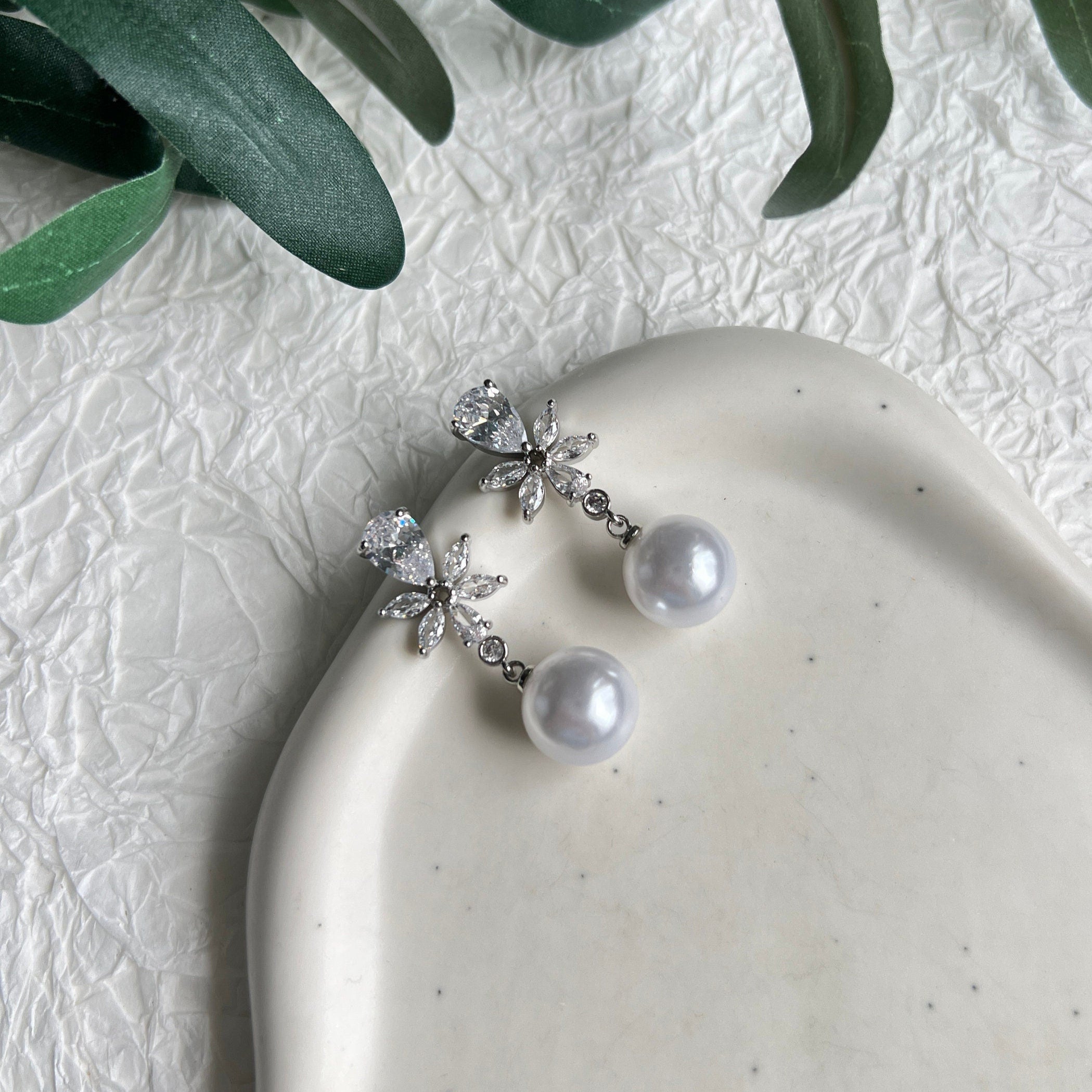 Braut, Ohrringe, Perlenohrringe, weißePerlen, glänzende Cubic Zirkonia Steine, Brautschmuck, Brautohrringe, Schmuck Hochzeit, Hängeohrringe, moderner Look für das Standesamt