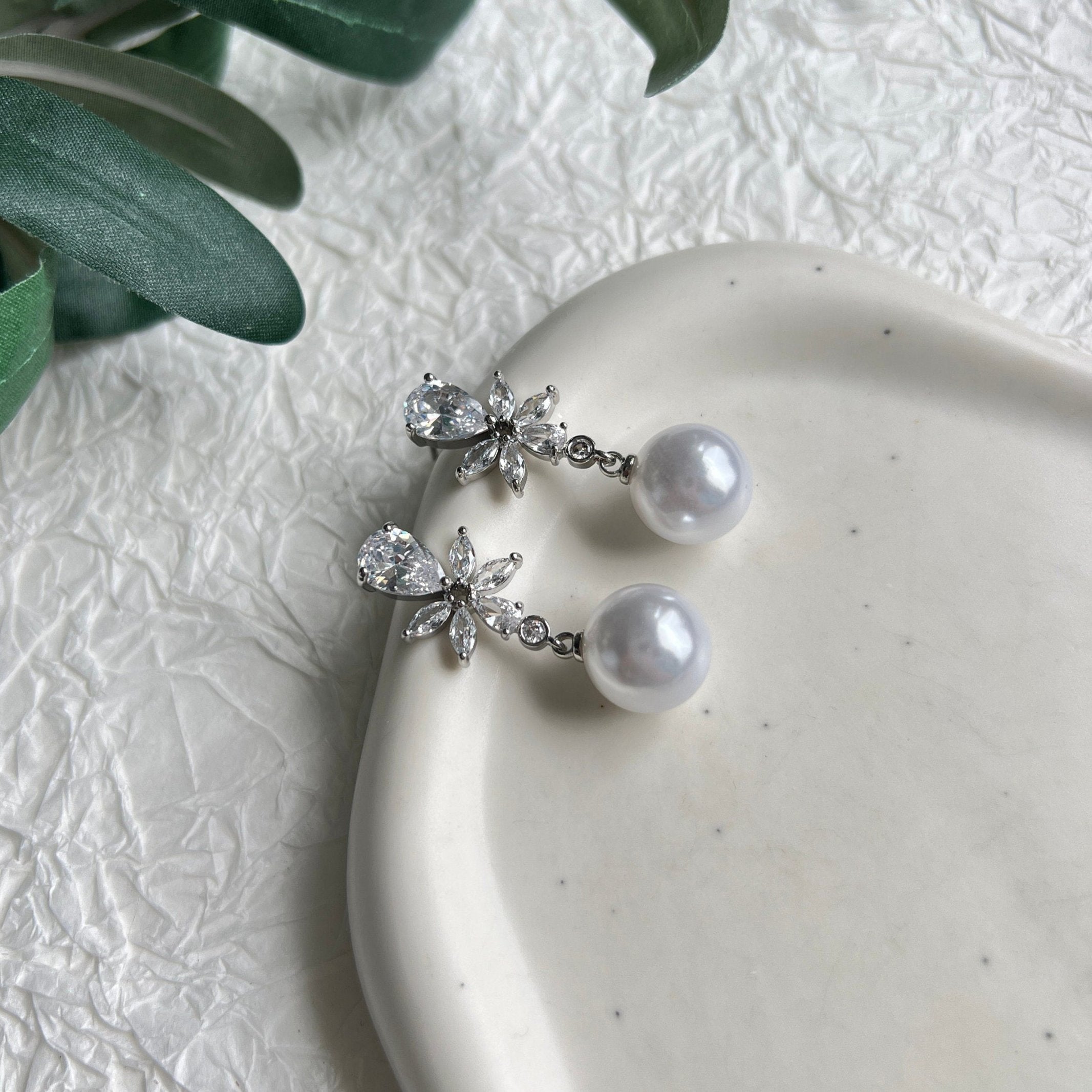 Braut, Ohrringe, Perlenohrringe, weißePerlen, glänzende Cubic Zirkonia Steine, Brautschmuck, Brautohrringe, Schmuck Hochzeit, Hängeohrringe, moderner Look für das Standesamt