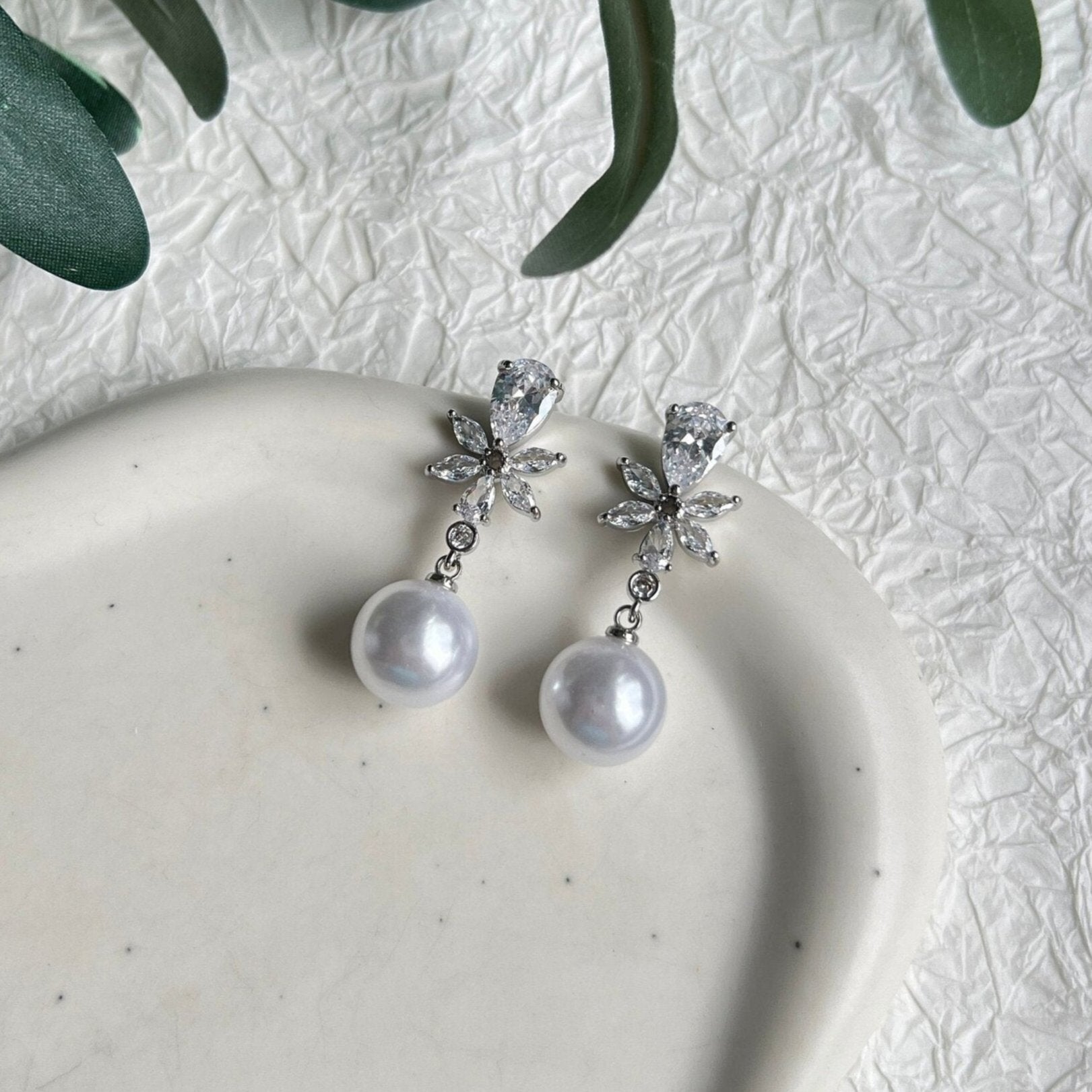 Braut, Ohrringe, Perlenohrringe, weißePerlen, glänzende Cubic Zirkonia Steine, Brautschmuck, Brautohrringe, Schmuck Hochzeit, Hängeohrringe, moderner Look für das Standesamt