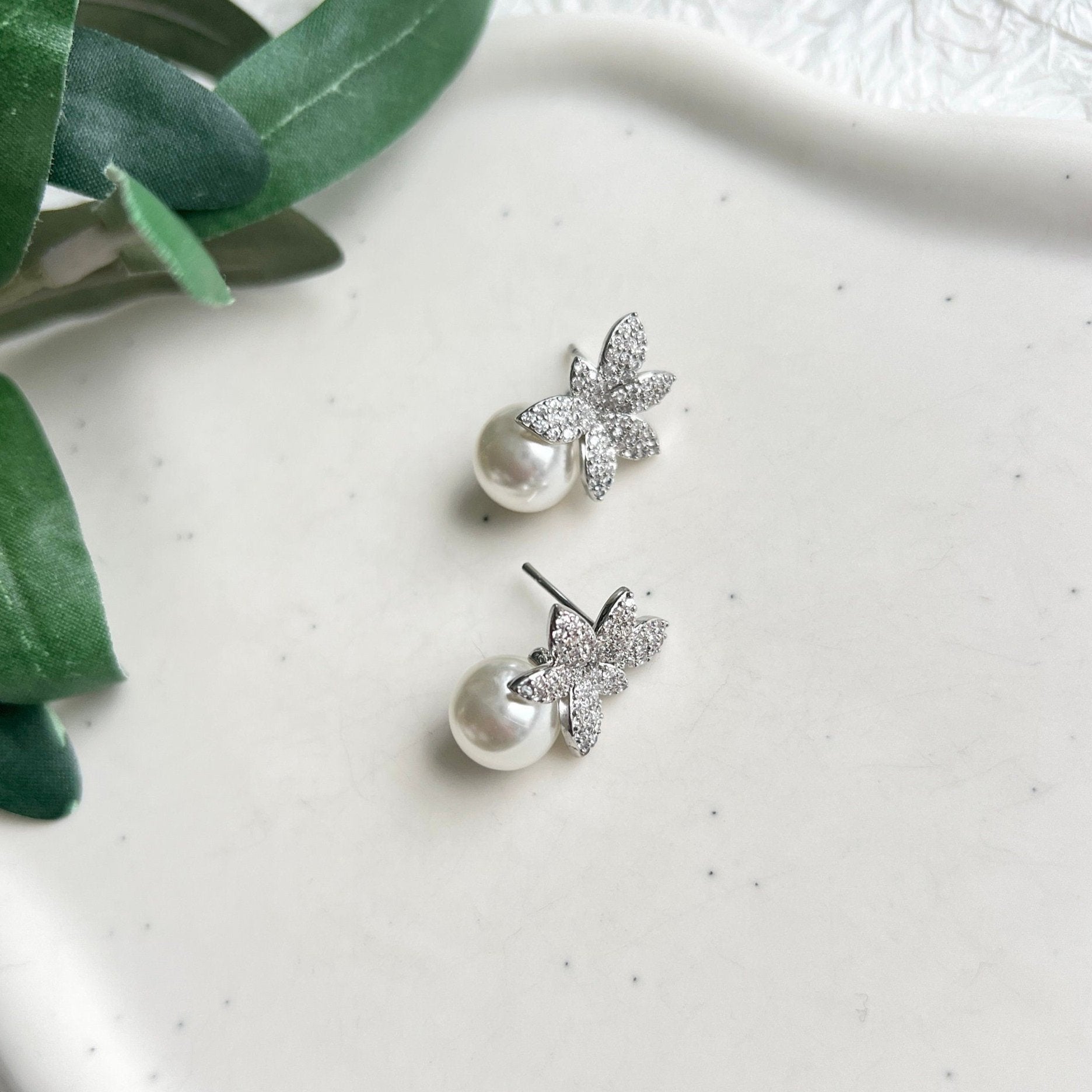 Feine Perlenohrstecker, weiße Perlen und glaenzende Blaetter mit zarten Strasssteinen, Brautohrstecker, hochwertige Brautohrringe, Standesamtlook, Geschenk fuer Sie, Schmuck Hochzeit, Brautschmuck, Weihnachtsgeschenk, Damenschmuck
