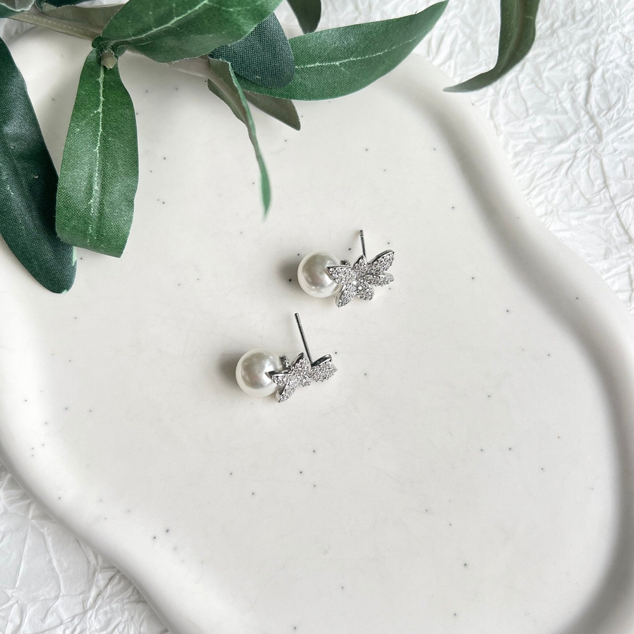 Feine Perlenohrstecker, weiße Perlen und glaenzende Blaetter mit zarten Strasssteinen, Brautohrstecker, hochwertige Brautohrringe, Standesamtlook, Geschenk fuer Sie, Schmuck Hochzeit, Brautschmuck, Weihnachtsgeschenk, Damenschmuck