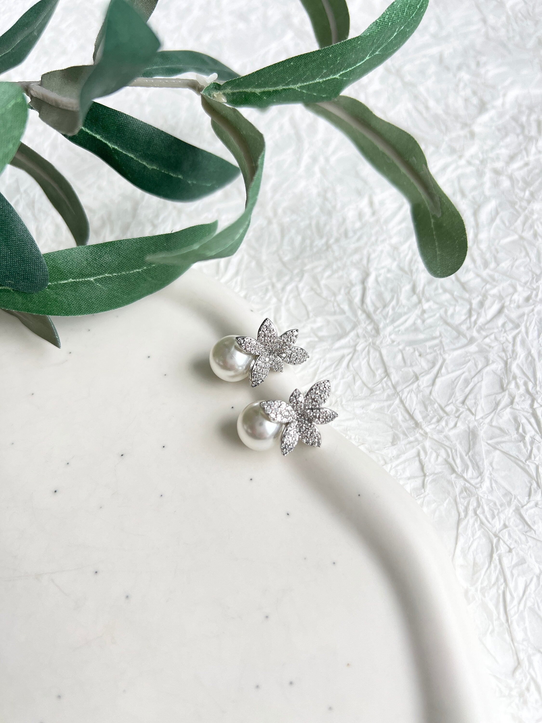 Feine Perlenohrstecker, weiße Perlen und glaenzende Blaetter mit zarten Strasssteinen, Brautohrstecker, hochwertige Brautohrringe, Standesamtlook, Geschenk fuer Sie, Schmuck Hochzeit, Brautschmuck, Weihnachtsgeschenk, Damenschmuck