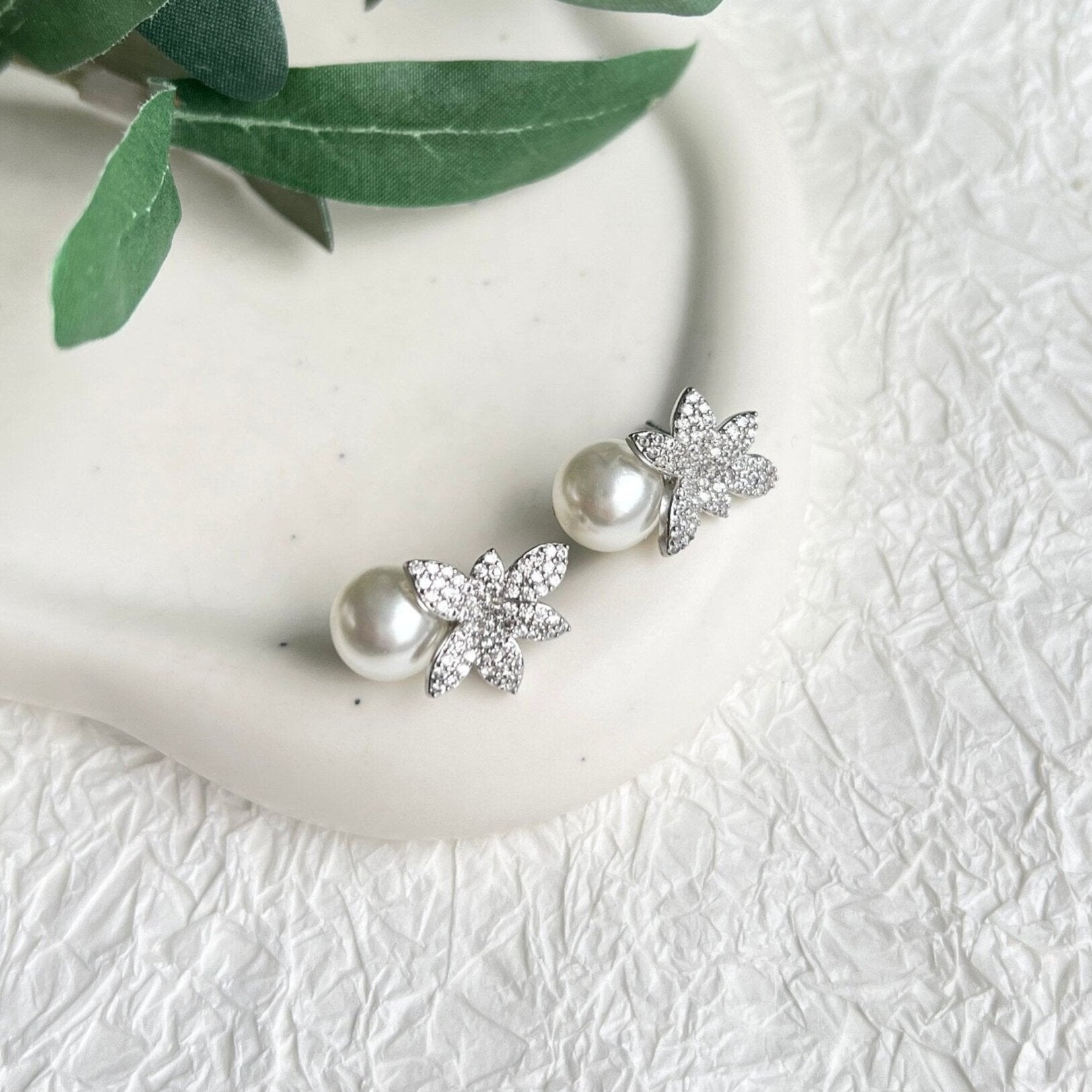 Feine Perlenohrstecker, weiße Perlen und glaenzende Blaetter mit zarten Strasssteinen, Brautohrstecker, hochwertige Brautohrringe, Standesamtlook, Geschenk fuer Sie, Schmuck Hochzeit, Brautschmuck, Weihnachtsgeschenk, Damenschmuck