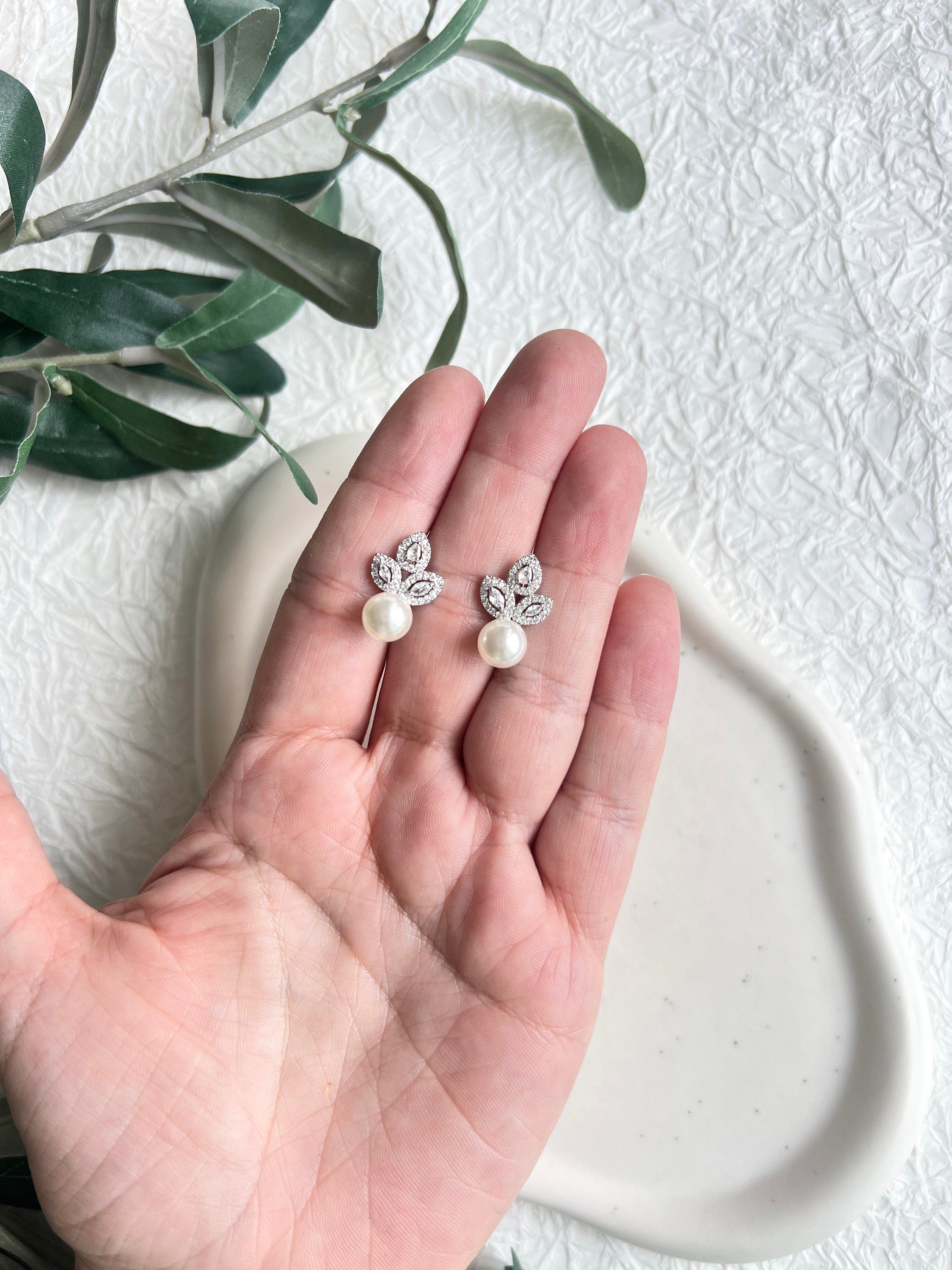 Braut Ohrringe, Silber, Perlenohrringe, Perlen Ohrstecker, funkelnden Cubic Zirconia Steinen,-Ohrringe-Schmuckblüte
