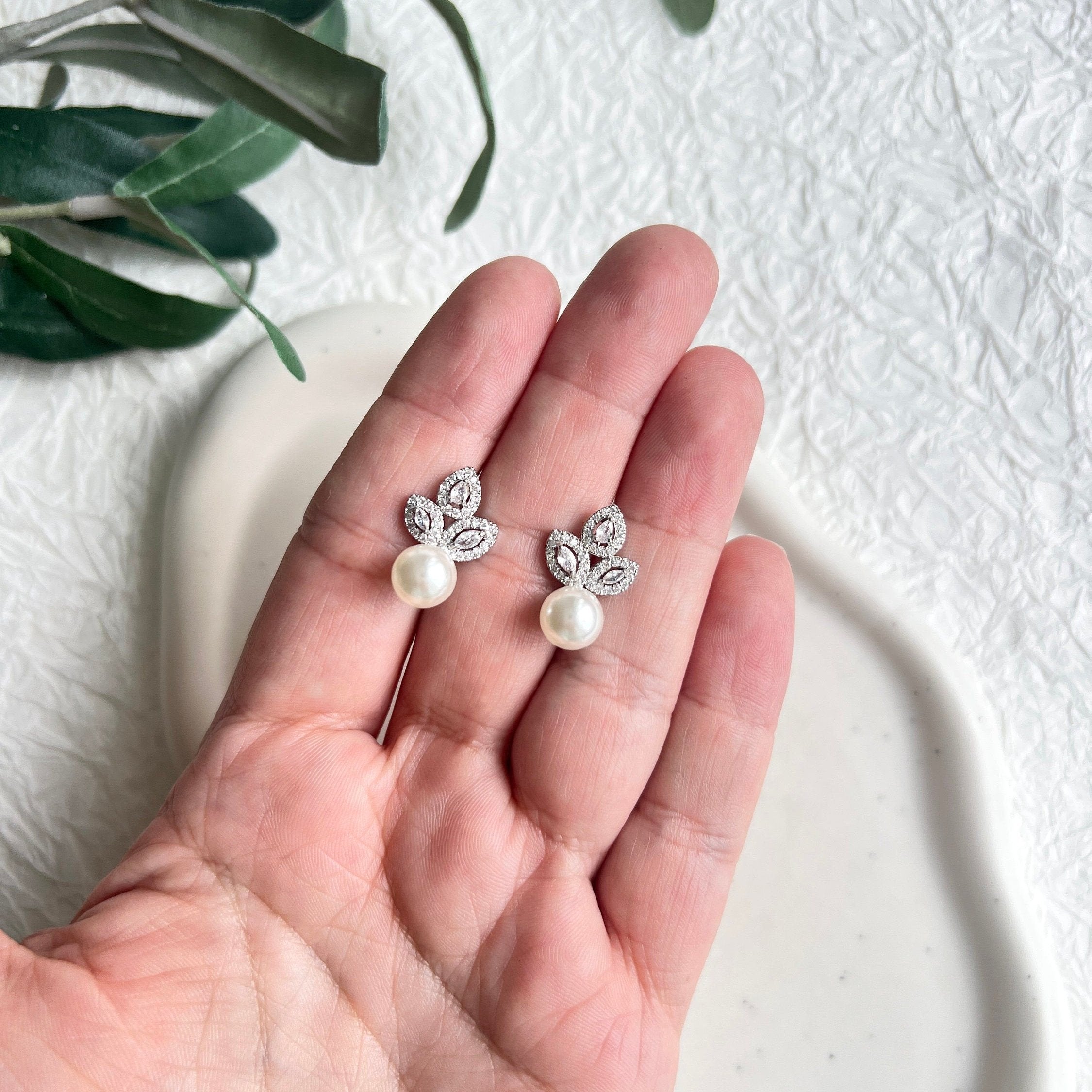 Braut Ohrringe, Silber, Perlenohrringe, Perlen Ohrstecker, funkelnden Cubic Zirconia Steinen,-Ohrringe-Schmuckblüte