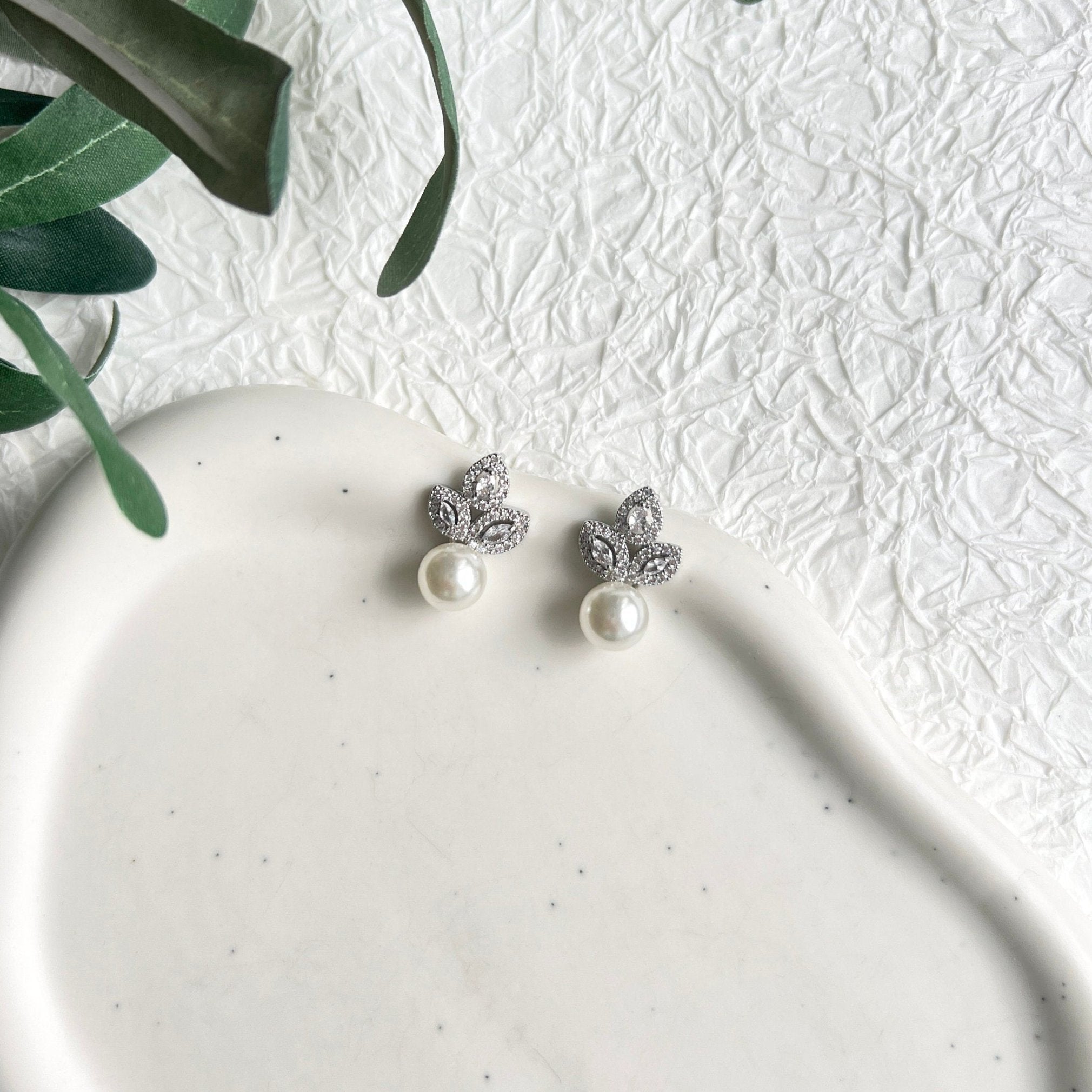 Braut Ohrringe, Silber, Perlenohrringe, Perlen Ohrstecker, funkelnden Cubic Zirconia Steinen,-Ohrringe-Schmuckblüte