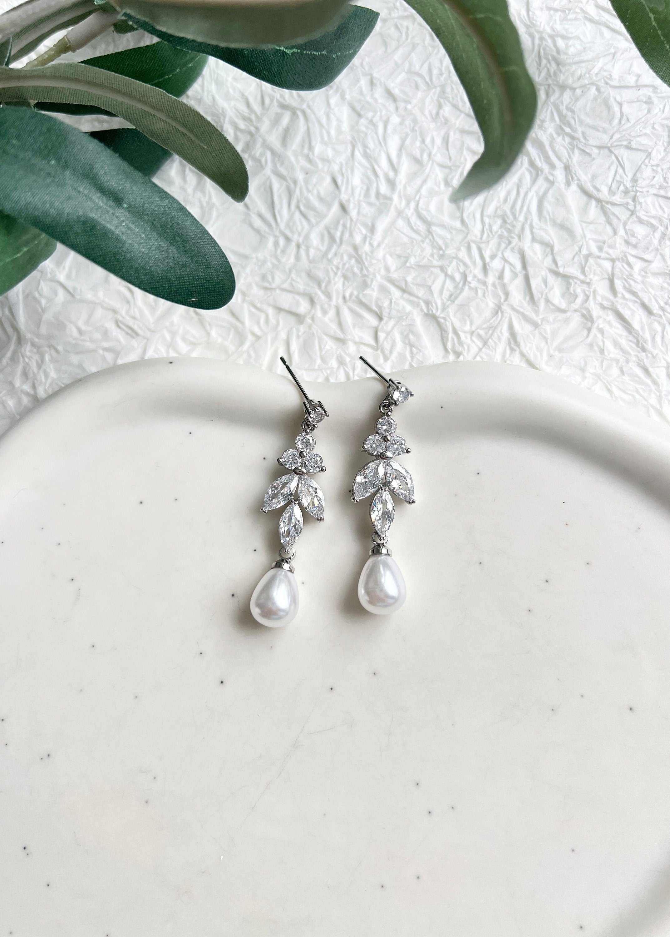 Hängeohrringe, funkelnde Cubic Zirconia Steine, Ohrringe Hochzeit, Perlenohrringe, weiße Perlen, Perlenschmuck, Brautohrringe, Brautschmuck, Standesamt Look