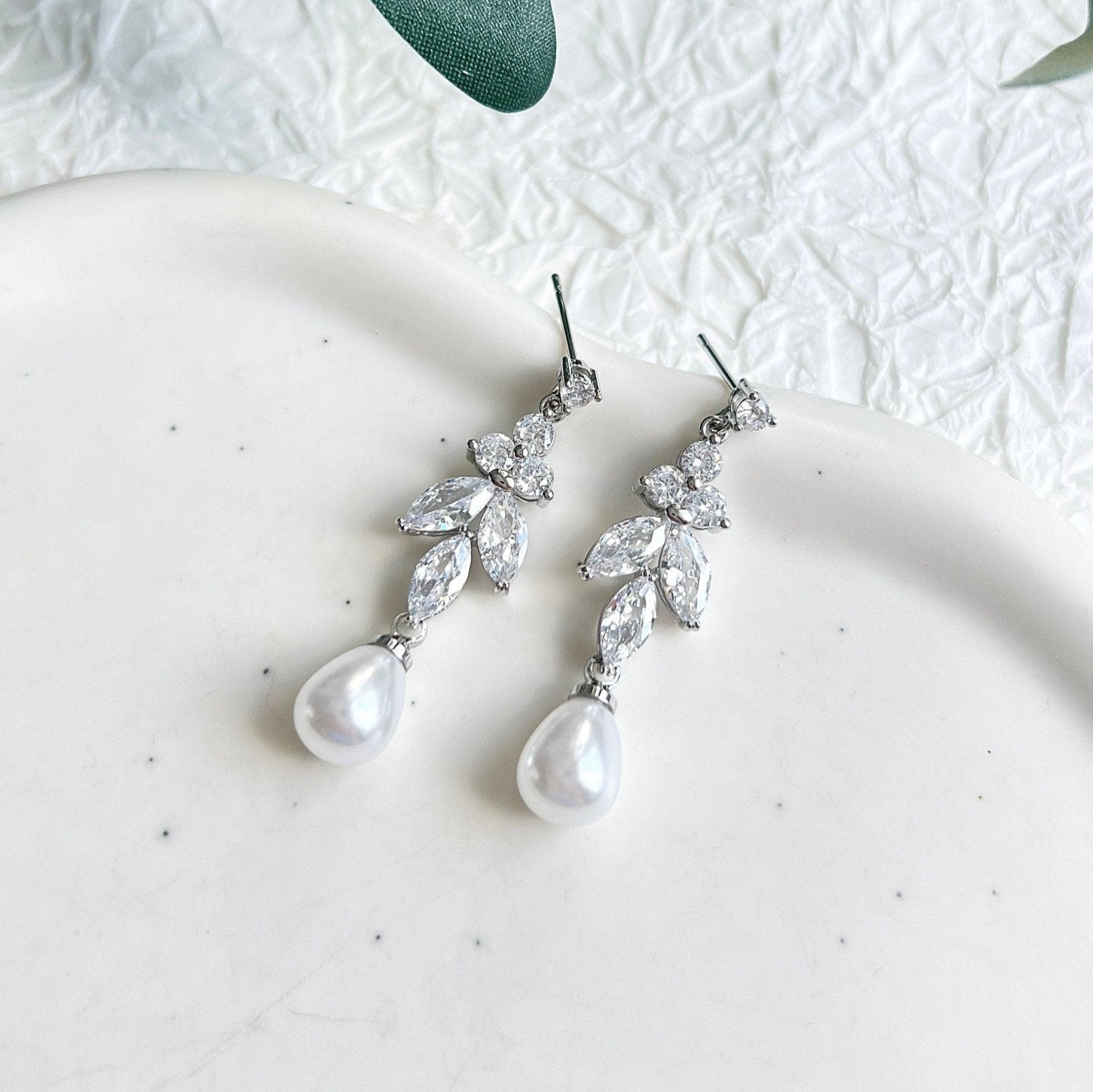 Hängeohrringe, funkelnde Cubic Zirconia Steine, Ohrringe Hochzeit, Perlenohrringe, weiße Perlen, Perlenschmuck, Brautohrringe, Brautschmuck, Standesamt Look