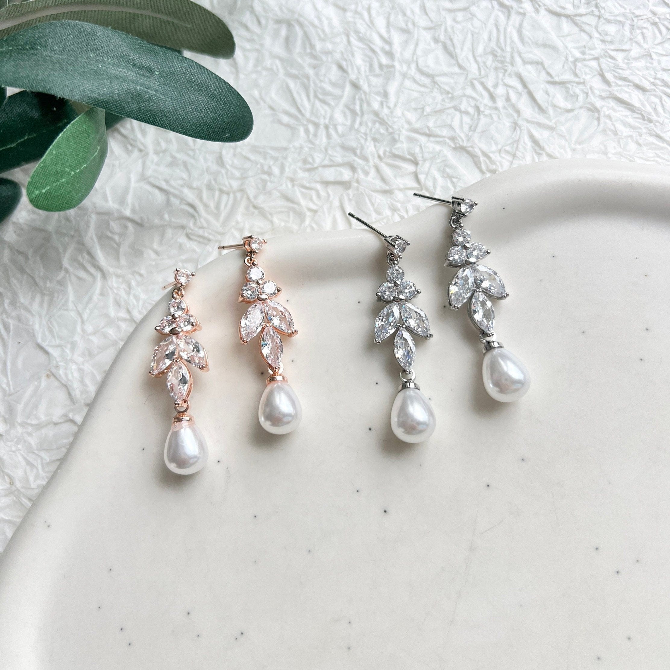 Hängeohrringe, funkelnde Cubic Zirconia Steine, Ohrringe Hochzeit, Perlenohrringe, weiße Perlen, Perlenschmuck, Brautohrringe, Brautschmuck, Standesamt Look