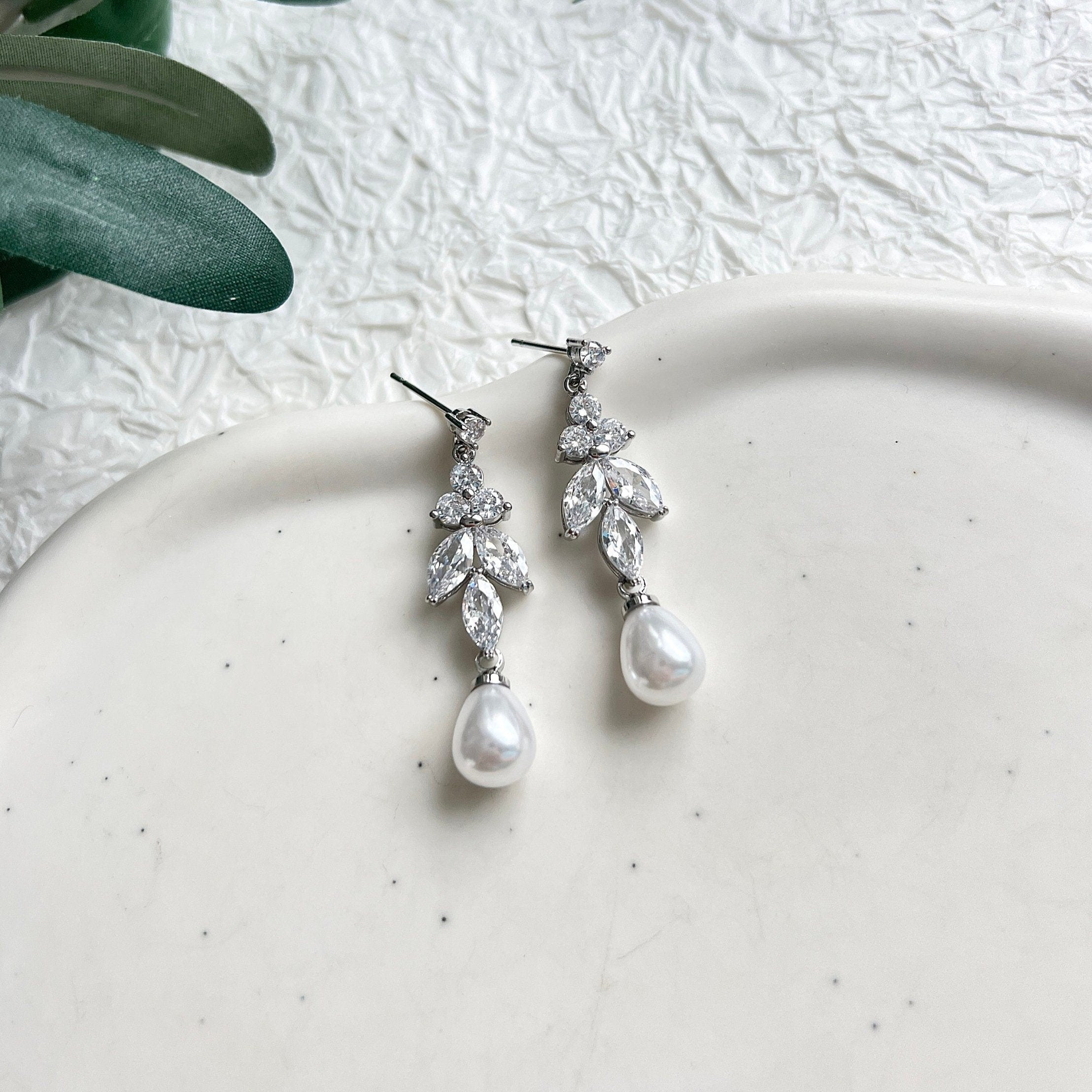 Hängeohrringe, funkelnde Cubic Zirconia Steine, Ohrringe Hochzeit, Perlenohrringe, weiße Perlen, Perlenschmuck, Brautohrringe, Brautschmuck, Standesamt Look