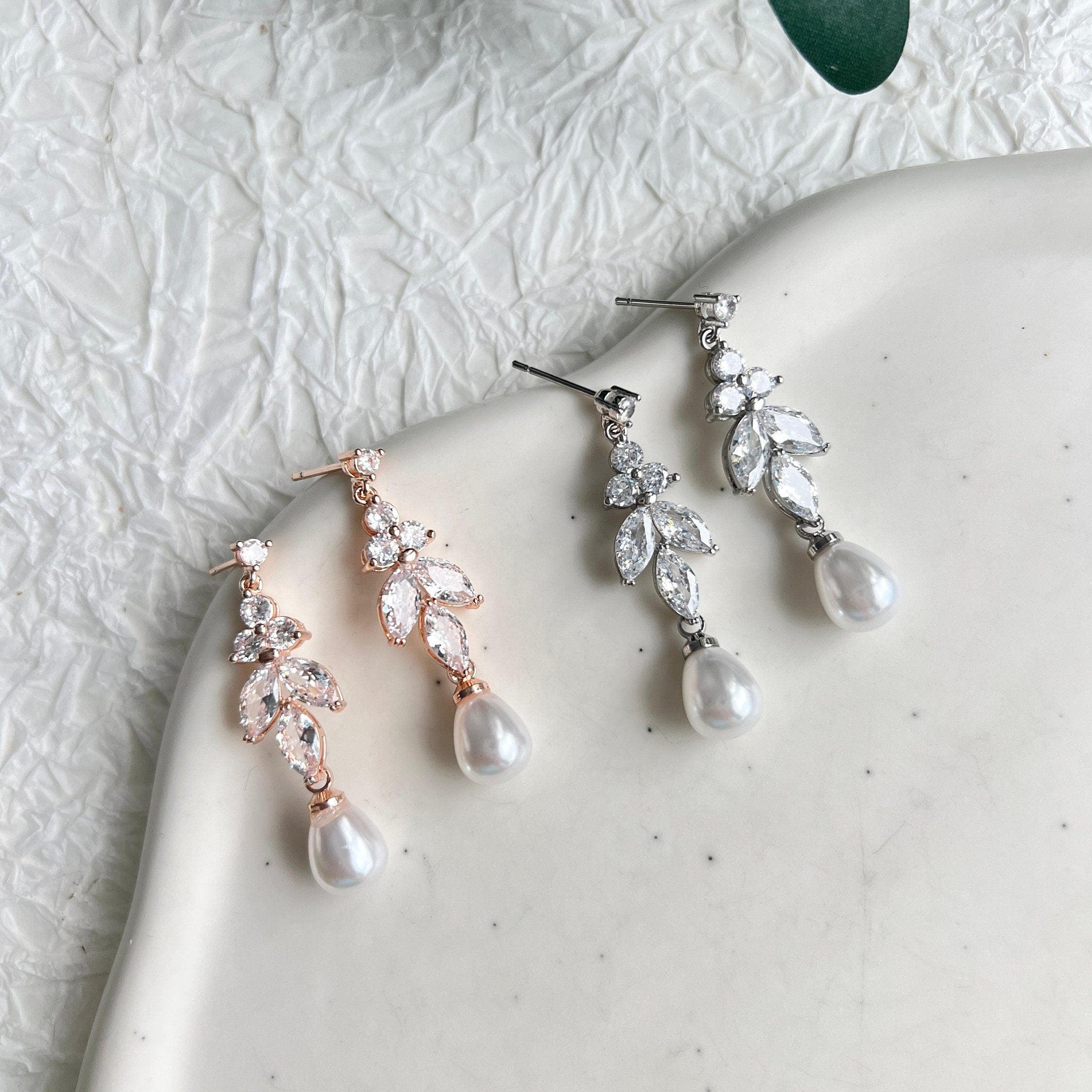 Hängeohrringe, funkelnde Cubic Zirconia Steine, Ohrringe Hochzeit, Perlenohrringe, weiße Perlen, Perlenschmuck, Brautohrringe, Brautschmuck, Standesamt Look
