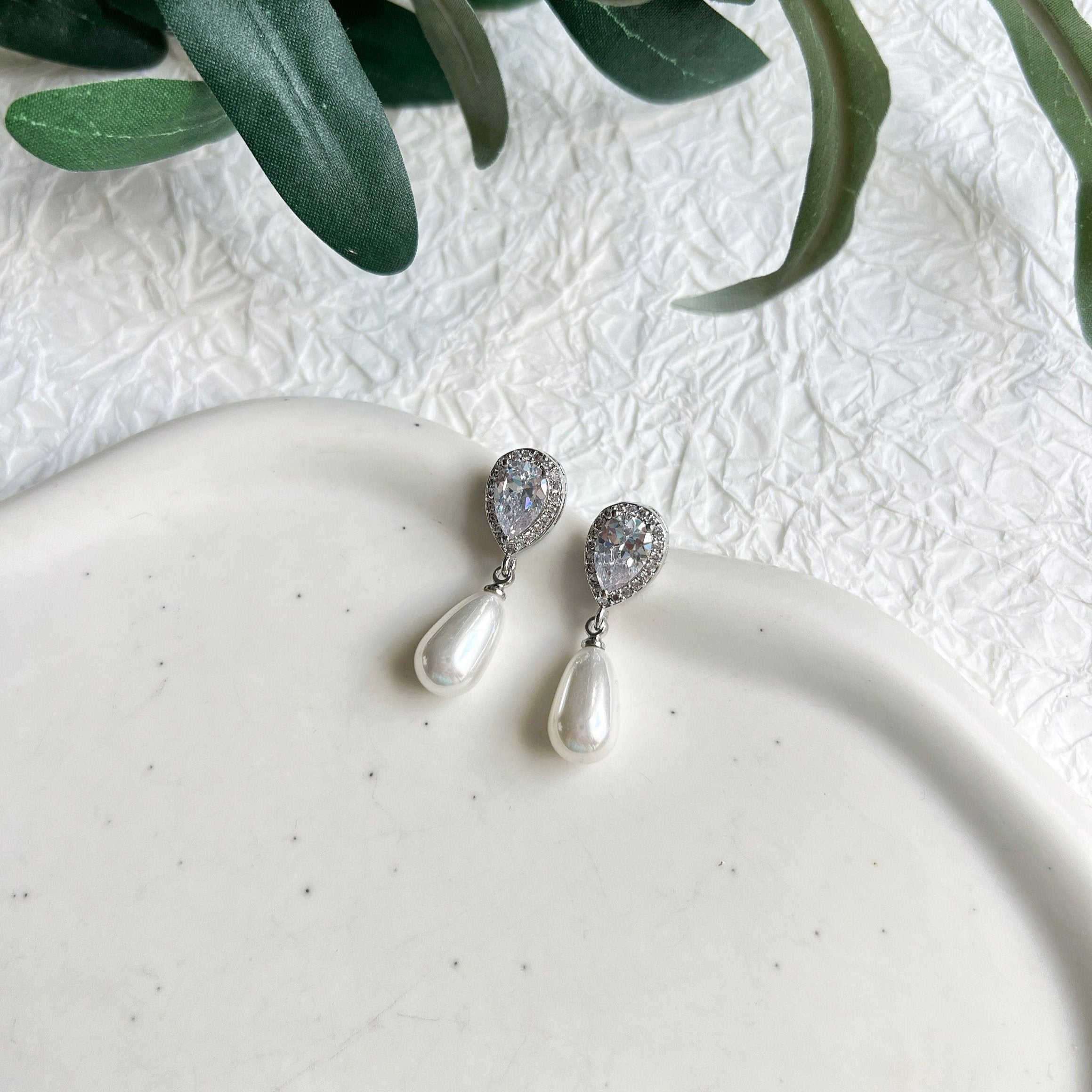 Ohrringe, oval, Silber, Brautohrringe, funkelnde Steine, Ohrstecker, Schmuck Hochzeit, Braut, Standesamt, weiße Perlen, Perlenschmuck, Perlenohrringe