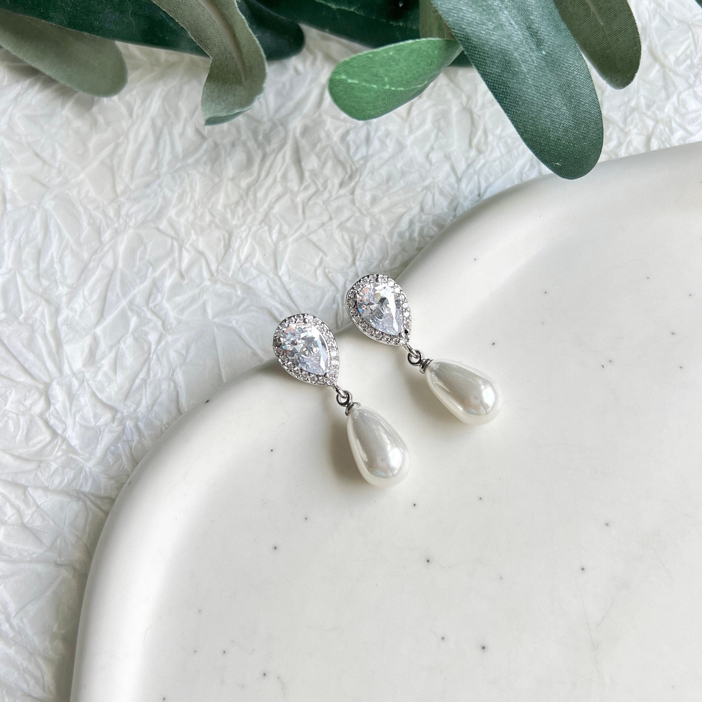 Ohrringe, oval, Silber, Brautohrringe, funkelnde Steine, Ohrstecker, Schmuck Hochzeit, Braut, Standesamt, weiße Perlen, Perlenschmuck, Perlenohrringe