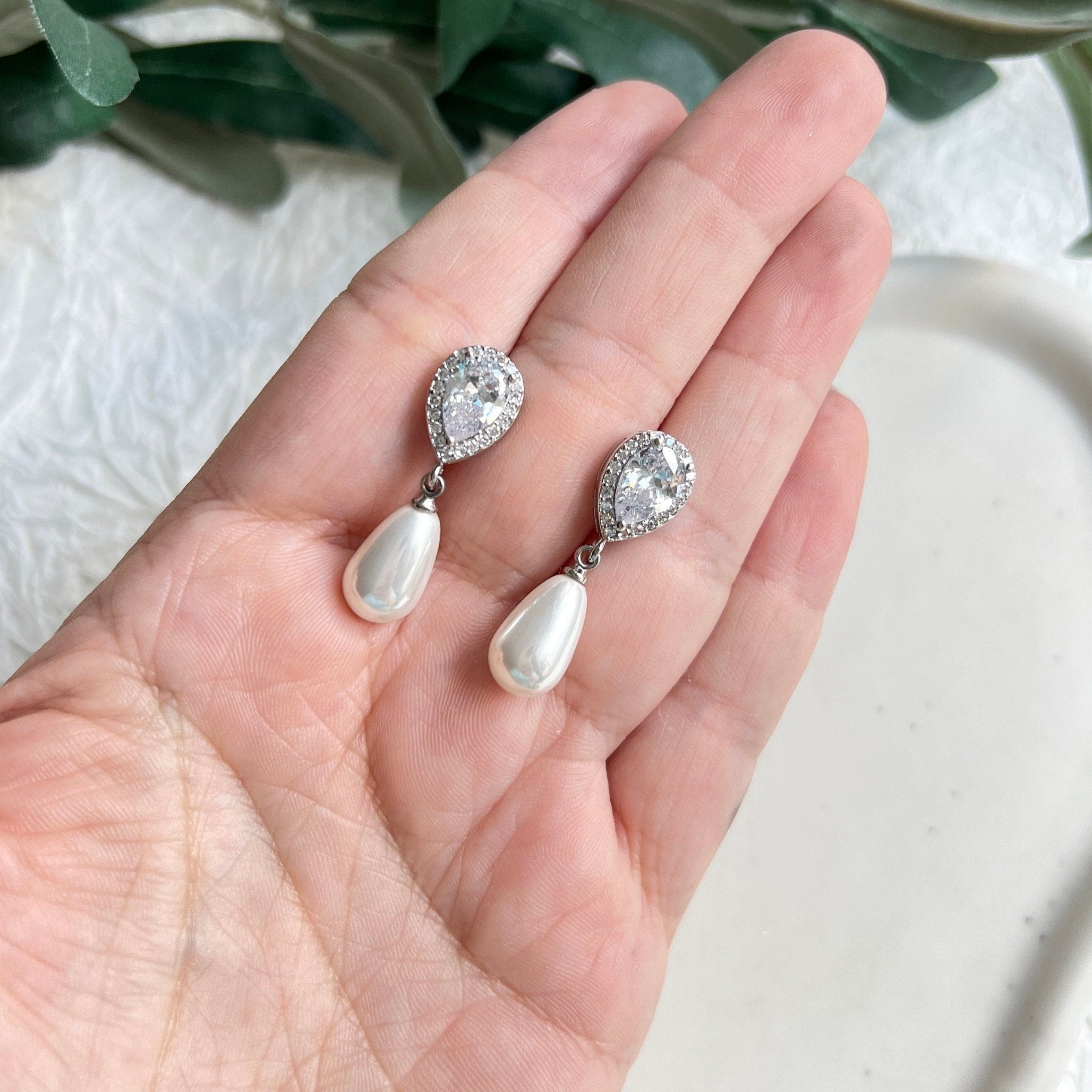 Ohrringe, oval, Silber, Brautohrringe, funkelnde Steine, Ohrstecker, Schmuck Hochzeit, Braut, Standesamt, weiße Perlen, Perlenschmuck, Perlenohrringe