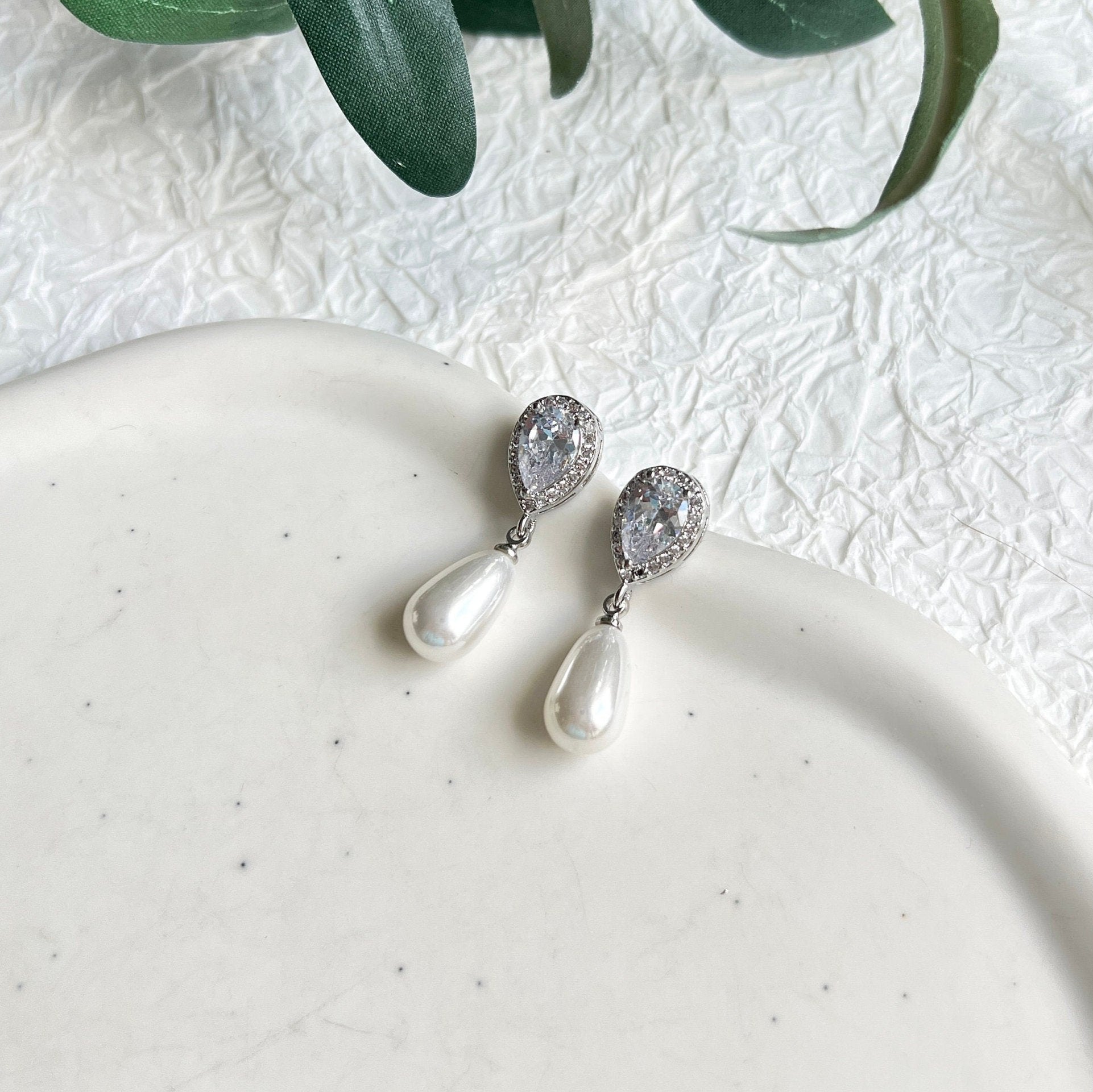 Ohrringe, oval, Silber, Brautohrringe, funkelnde Steine, Ohrstecker, Schmuck Hochzeit, Braut, Standesamt, weiße Perlen, Perlenschmuck, Perlenohrringe