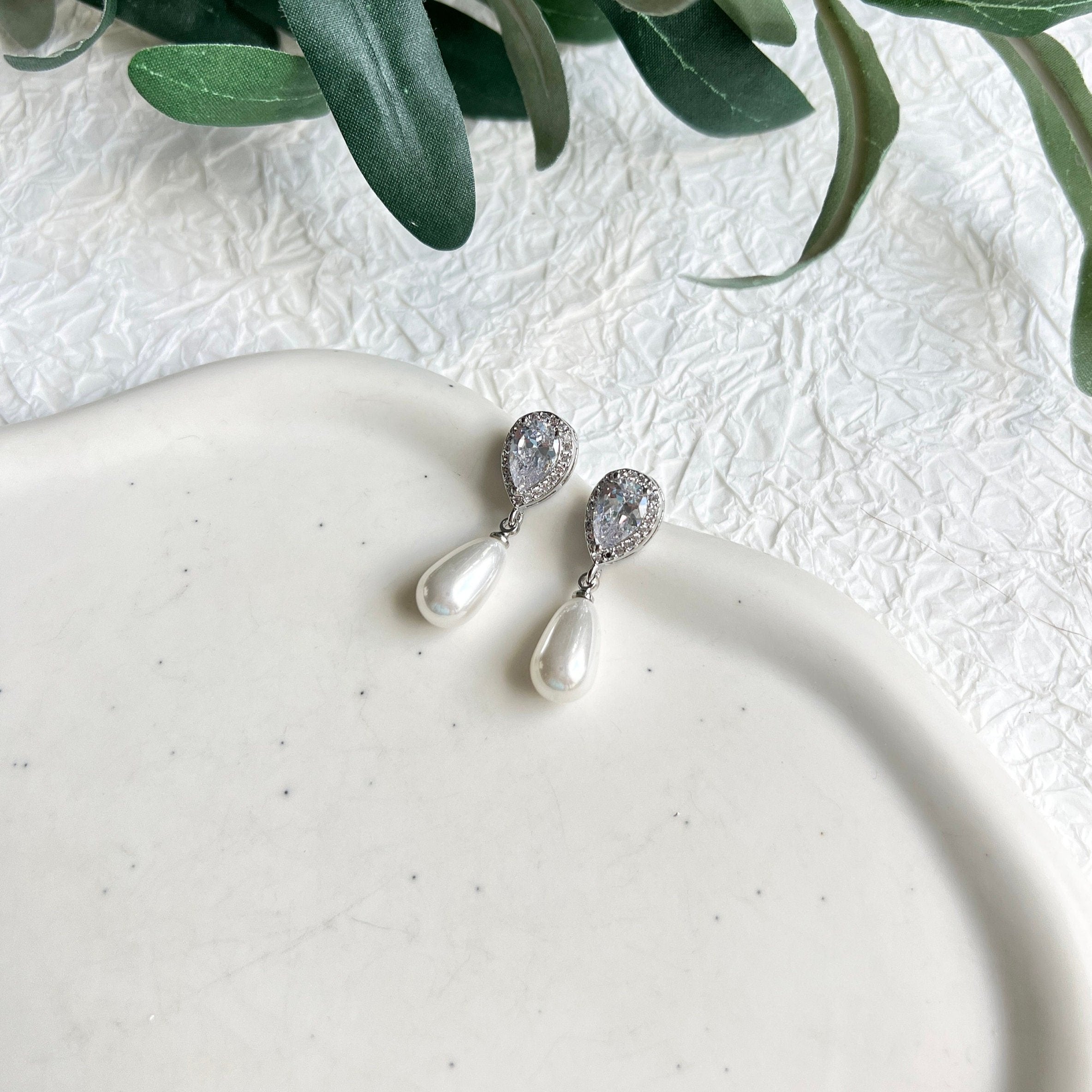 Ohrringe, oval, Silber, Brautohrringe, funkelnde Steine, Ohrstecker, Schmuck Hochzeit, Braut, Standesamt, weiße Perlen, Perlenschmuck, Perlenohrringe