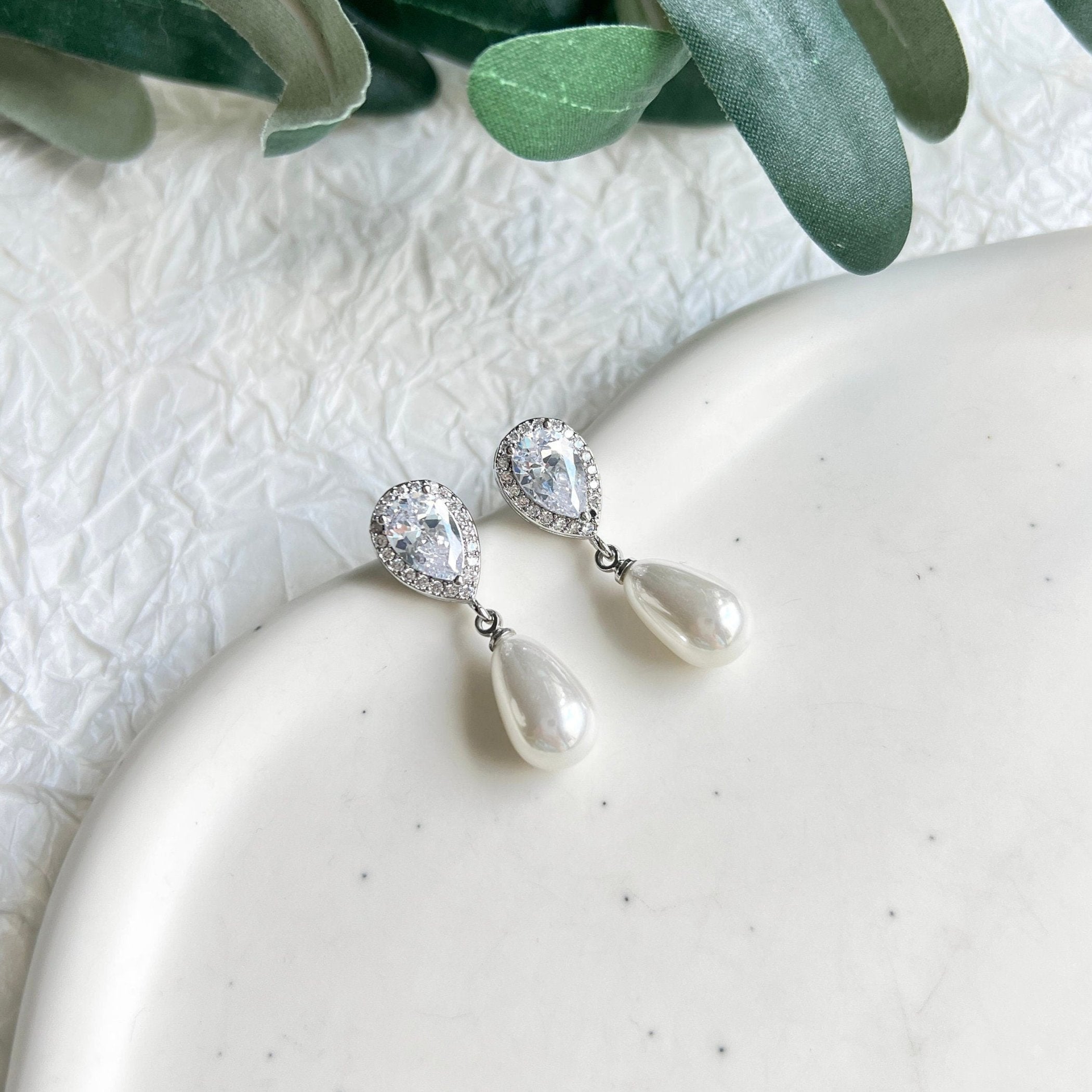 Ohrringe, oval, Silber, Brautohrringe, funkelnde Steine, Ohrstecker, Schmuck Hochzeit, Braut, Standesamt, weiße Perlen, Perlenschmuck, Perlenohrringe
